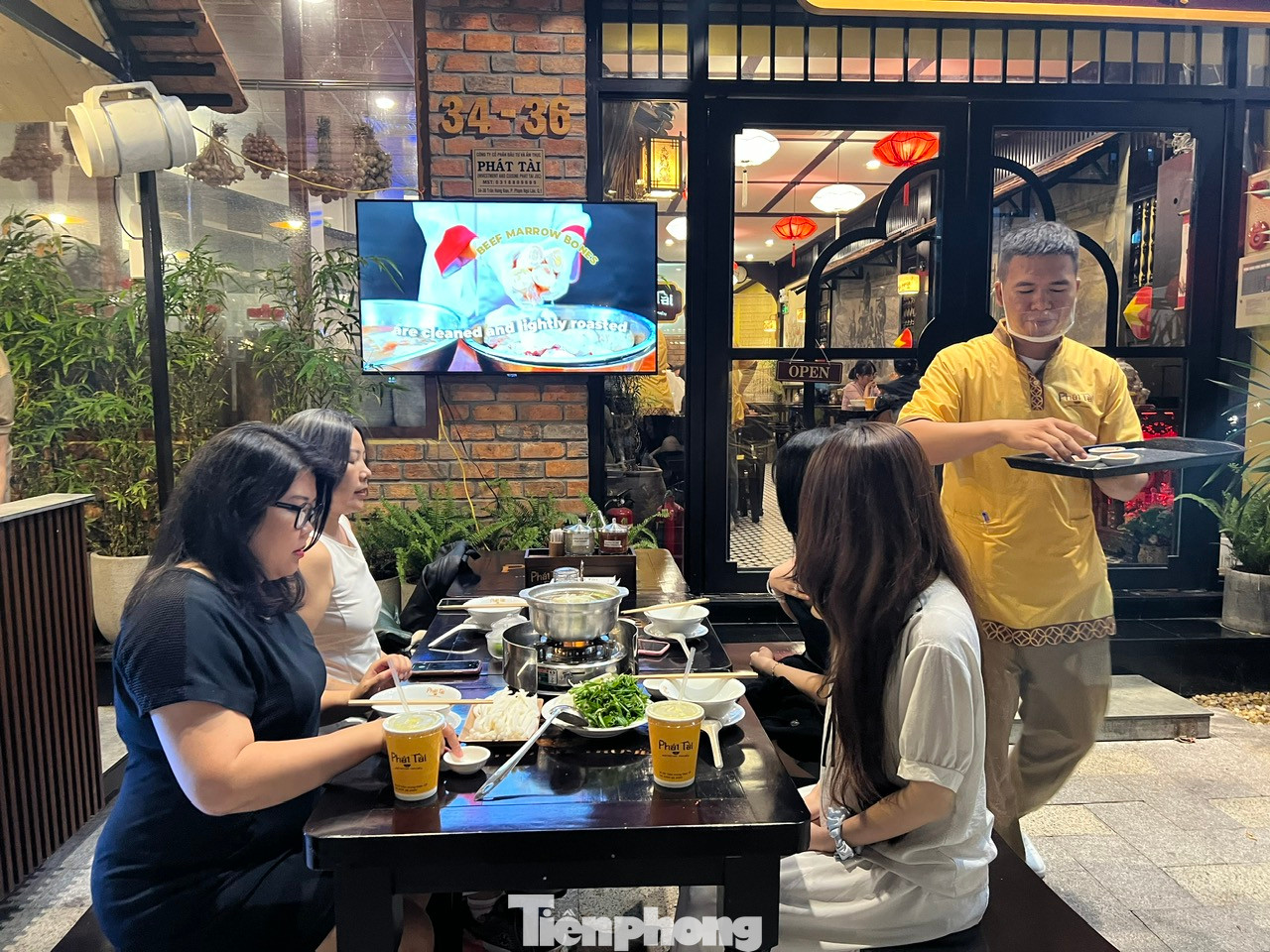 Dịp lễ này, đa số các nhà hàng, quán ăn đều tăng cường nhân viên để phục vụ "thượng đế" nhanh nhất, chu đáo nhất. Tại một quán phở ở quận 1, nhân viên còn kê thêm bàn bên ngoài để khách vừa thưởng thức món, vừa ngắm phố phường, xem người dân đi chơi lễ...