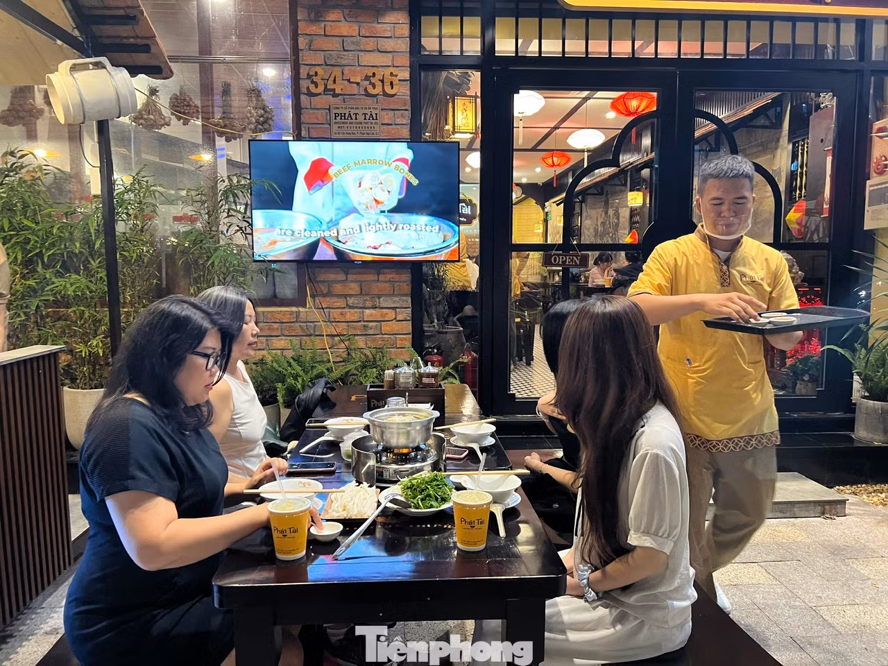 Dịp lễ này, đa số các nhà hàng, quán ăn đều tăng cường nhân viên để phục vụ "thượng đế" nhanh nhất, chu đáo nhất. Tại một quán phở ở quận 1, nhân viên còn kê thêm bàn bên ngoài để khách vừa thưởng thức món, vừa ngắm phố phường, xem người dân đi chơi lễ...