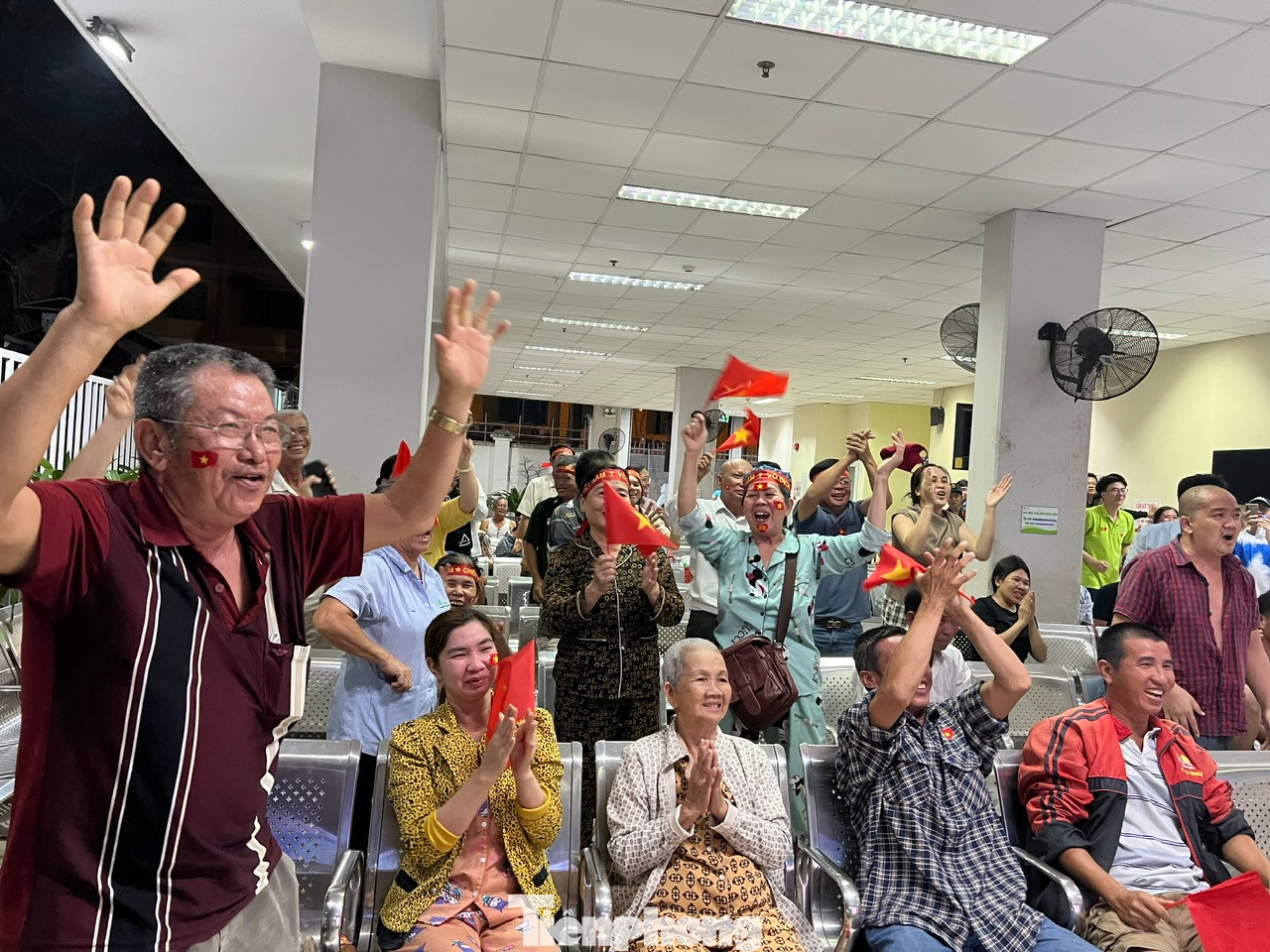 Tối 2/1, tại nhà nghỉ thân nhân của bệnh nhân Bệnh viện Chợ Rẫy, rất đông thân nhân, bệnh nhân đang điều trị tại bệnh viện có mặt để cổ động đội tuyển Việt Nam trong trận chung kết bóng đá lượt đi AFF Cup 2024. Ths.Bs Nguyễn Trọng Long - khoa Cấp cứu Bệnh viện Chợ Rẫy cho biết: “Với các bệnh nhân đang điều trị bệnh, nhất là các bệnh hiểm nghèo, việc củng cố sức khỏe tinh thần là điều rất cần thiết. Với việc Bệnh viện Chợ Rẫy tổ chức để các bệnh nhân được xem bóng đá chung vui cùng cả nước không chỉ tăng năng lượng tinh thần cho người bệnh, mà còn cổ vũ cho nền bóng đá của đội tuyển Việt Nam. Mong Việt Nam sẽ chiến thắng”. Tối 2/1, tại nhà nghỉ thân nhân của bệnh nhân Bệnh viện Chợ Rẫy, rất đông thân nhân, bệnh nhân đang điều trị tại bệnh viện có mặt để cổ động đội tuyển Việt Nam trong trận chung kết bóng đá lượt đi AFF Cup 2024. Ths.Bs Nguyễn Trọng Long - khoa Cấp cứu Bệnh viện Chợ Rẫy cho biết: “Với các bệnh nhân đang điều trị bệnh, nhất là các bệnh hiểm nghèo, việc củng cố sức khỏe tinh thần là điều rất cần thiết. Với việc Bệnh viện Chợ Rẫy tổ chức để các bệnh nhân được xem bóng đá chung vui cùng cả nước không chỉ tăng năng lượng tinh thần cho người bệnh, mà còn cổ vũ cho nền bóng đá của đội tuyển Việt Nam. Mong Việt Nam sẽ chiến thắng”.