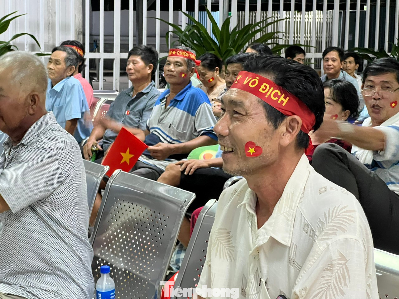 “Thấy ổng (ông Hùng, áo trắng - PV) cười vui vẻ mà tui mừng quá, liền khoe với các con. Mong các chương trình này sẽ giúp ông luôn lạc quan và nhanh hết bệnh” - bà Luông bộc bạch. “Thấy ổng (ông Hùng, áo trắng - PV) cười vui vẻ mà tui mừng quá, liền khoe với các con. Mong các chương trình này sẽ giúp ông luôn lạc quan và nhanh hết bệnh” - bà Luông bộc bạch.