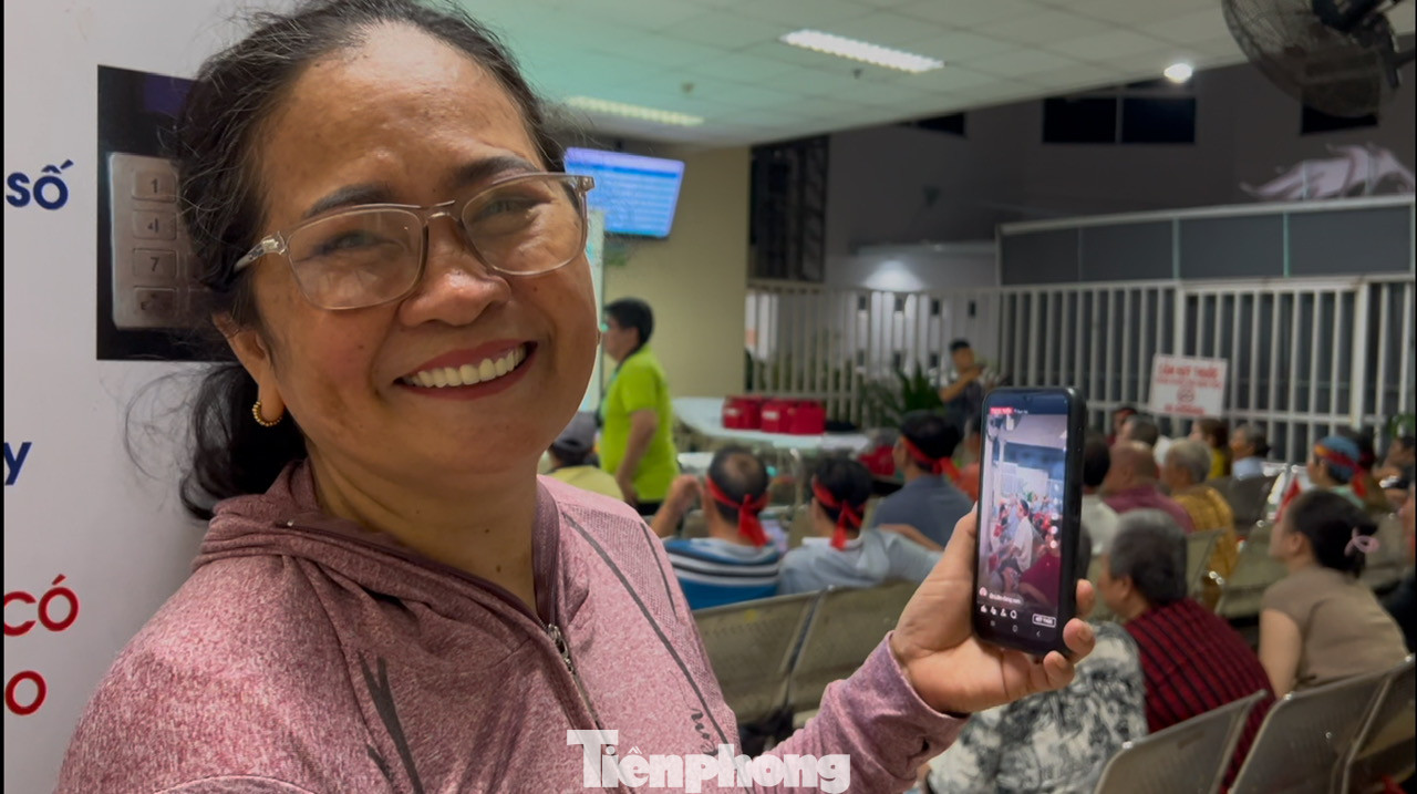 Bà Trà Thị Luông (ngụ tỉnh Bến Tre) đưa chồng là ông Võ Hoàng Hùng (52 tuổi) đến Bệnh viện Chợ Rẫy để trị bệnh cho biết, đây là lần đầu tiên hai vợ chồng được xem bóng đá cùng với các bệnh nhân khác ngay tại bệnh viện. Vừa xem, bà Luông dùng điện thoại livestream (phát trực tiếp) về cho các con, người nhà thấy ông Hùng đang cười vui vẻ khi cổ vũ đội tuyển Việt Nam. Bà Trà Thị Luông (ngụ tỉnh Bến Tre) đưa chồng là ông Võ Hoàng Hùng (52 tuổi) đến Bệnh viện Chợ Rẫy để trị bệnh cho biết, đây là lần đầu tiên hai vợ chồng được xem bóng đá cùng với các bệnh nhân khác ngay tại bệnh viện. Vừa xem, bà Luông dùng điện thoại livestream (phát trực tiếp) về cho các con, người nhà thấy ông Hùng đang cười vui vẻ khi cổ vũ đội tuyển Việt Nam.