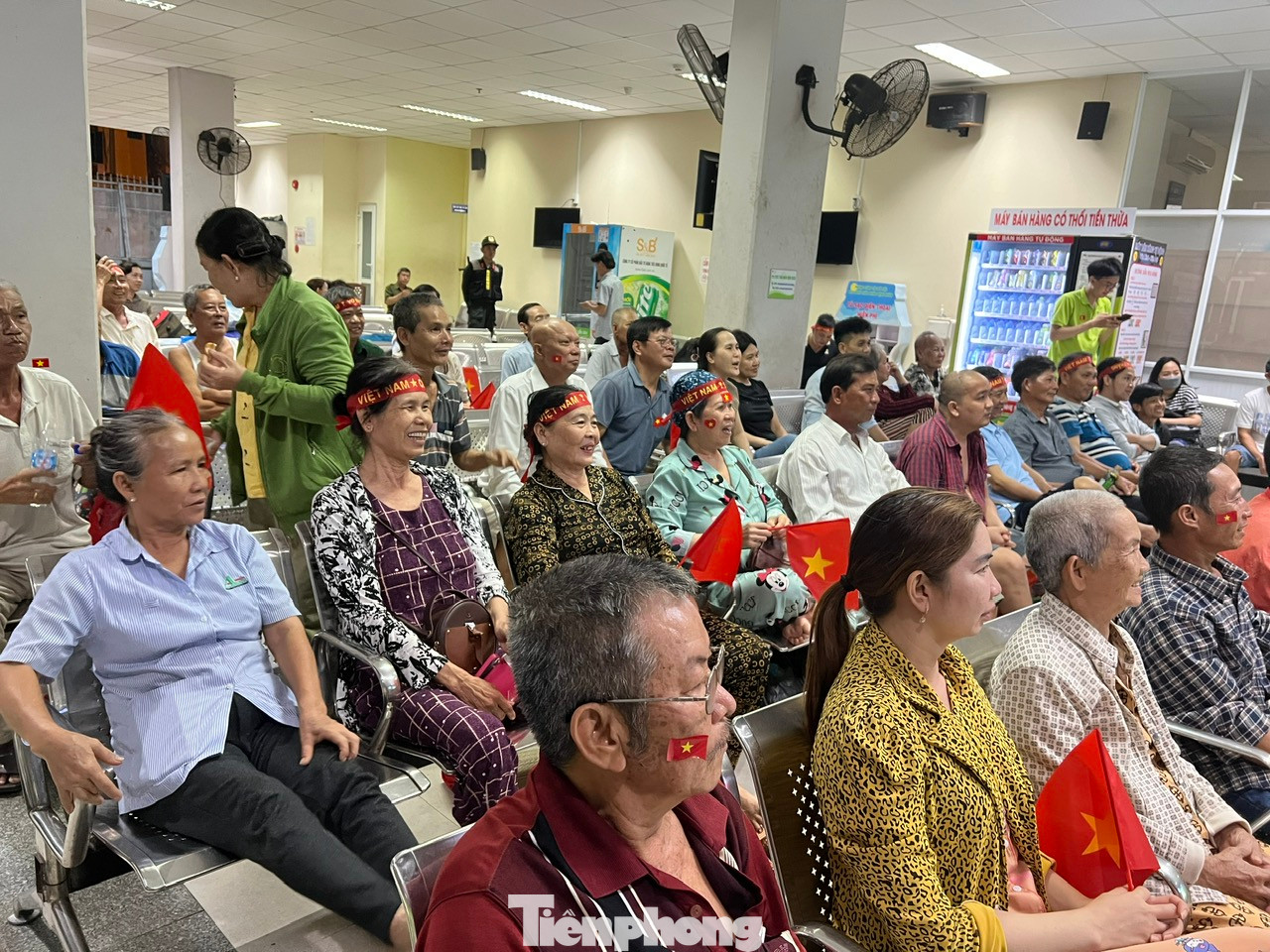 Tối 2/1, tại nhà nghỉ thân nhân của bệnh nhân Bệnh viện Chợ Rẫy, rất đông thân nhân, bệnh nhân đang điều trị tại bệnh viện có mặt để cổ động đội tuyển Việt Nam trong trận chung kết bóng đá lượt đi AFF Cup 2024. Ths.Bs Nguyễn Trọng Long - khoa Cấp cứu Bệnh viện Chợ Rẫy cho biết: “Với các bệnh nhân đang điều trị bệnh, nhất là các bệnh hiểm nghèo, việc củng cố sức khỏe tinh thần là điều rất cần thiết. Với việc Bệnh viện Chợ Rẫy tổ chức để các bệnh nhân được xem bóng đá chung vui cùng cả nước không chỉ tăng năng lượng tinh thần cho người bệnh, mà còn cổ vũ cho nền bóng đá của đội tuyển Việt Nam. Mong Việt Nam sẽ chiến thắng”. Tối 2/1, tại nhà nghỉ thân nhân của bệnh nhân Bệnh viện Chợ Rẫy, rất đông thân nhân, bệnh nhân đang điều trị tại bệnh viện có mặt để cổ động đội tuyển Việt Nam trong trận chung kết bóng đá lượt đi AFF Cup 2024. Ths.Bs Nguyễn Trọng Long - khoa Cấp cứu Bệnh viện Chợ Rẫy cho biết: “Với các bệnh nhân đang điều trị bệnh, nhất là các bệnh hiểm nghèo, việc củng cố sức khỏe tinh thần là điều rất cần thiết. Với việc Bệnh viện Chợ Rẫy tổ chức để các bệnh nhân được xem bóng đá chung vui cùng cả nước không chỉ tăng năng lượng tinh thần cho người bệnh, mà còn cổ vũ cho nền bóng đá của đội tuyển Việt Nam. Mong Việt Nam sẽ chiến thắng”.