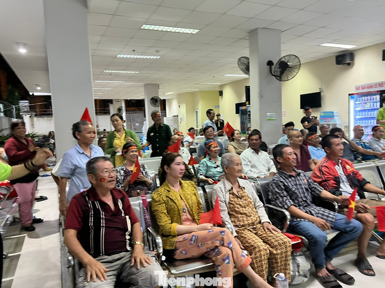 Tối 2/1, tại nhà nghỉ thân nhân của bệnh nhân Bệnh viện Chợ Rẫy, rất đông thân nhân, bệnh nhân đang điều trị tại bệnh viện có mặt để cổ động đội tuyển Việt Nam trong trận chung kết bóng đá lượt đi AFF Cup 2024. Ths.Bs Nguyễn Trọng Long - khoa Cấp cứu Bệnh viện Chợ Rẫy cho biết: “Với các bệnh nhân đang điều trị bệnh, nhất là các bệnh hiểm nghèo, việc củng cố sức khỏe tinh thần là điều rất cần thiết. Với việc Bệnh viện Chợ Rẫy tổ chức để các bệnh nhân được xem bóng đá chung vui cùng cả nước không chỉ tăng năng lượng tinh thần cho người bệnh, mà còn cổ vũ cho nền bóng đá của đội tuyển Việt Nam. Mong Việt Nam sẽ chiến thắng”. Tối 2/1, tại nhà nghỉ thân nhân của bệnh nhân Bệnh viện Chợ Rẫy, rất đông thân nhân, bệnh nhân đang điều trị tại bệnh viện có mặt để cổ động đội tuyển Việt Nam trong trận chung kết bóng đá lượt đi AFF Cup 2024. Ths.Bs Nguyễn Trọng Long - khoa Cấp cứu Bệnh viện Chợ Rẫy cho biết: “Với các bệnh nhân đang điều trị bệnh, nhất là các bệnh hiểm nghèo, việc củng cố sức khỏe tinh thần là điều rất cần thiết. Với việc Bệnh viện Chợ Rẫy tổ chức để các bệnh nhân được xem bóng đá chung vui cùng cả nước không chỉ tăng năng lượng tinh thần cho người bệnh, mà còn cổ vũ cho nền bóng đá của đội tuyển Việt Nam. Mong Việt Nam sẽ chiến thắng”.