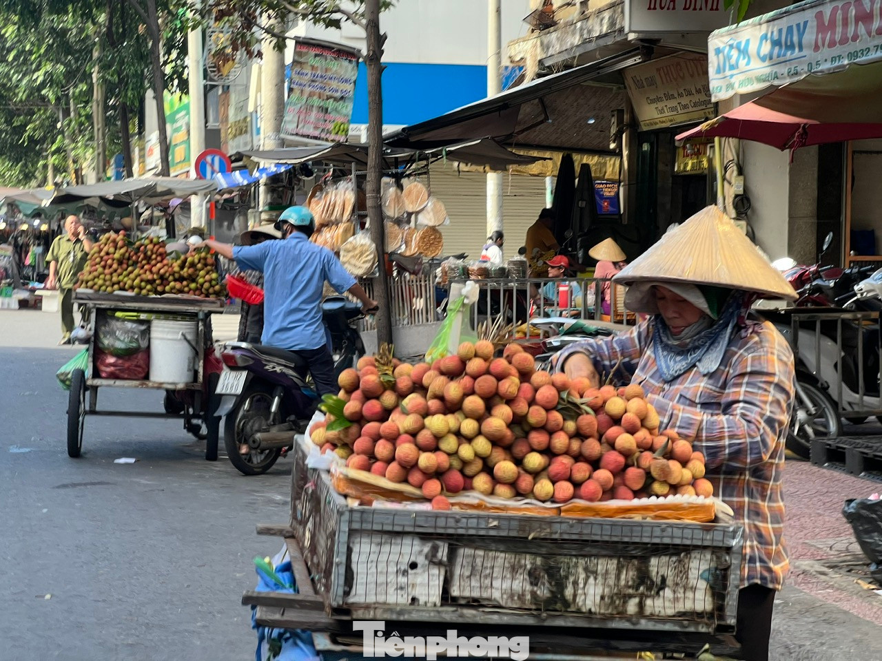 Trên đường Nghĩa Thục, Bạch Vân (quận 5), nhiều người kéo những chiếc xe đẩy chỉ bán độc nhất mặt hàng vải thiều. Họ vào tận khu dân cư, tiếp thị vải thiều đến từng hộ gia đình. "Vải thiều đang vào vụ nên có giá rẻ, chỉ tầm 40.000 - 50.000 đồng/kg. Trung bình mỗi ngày, tôi bán cả trăm ký vải tươi. Vải thiều có thể trữ được cả tuần mà không bị hư hỏng, càng chín càng ngon" - người bán hàng trên đường Bùi Hữu Nghĩa (quận 5) cho biết.