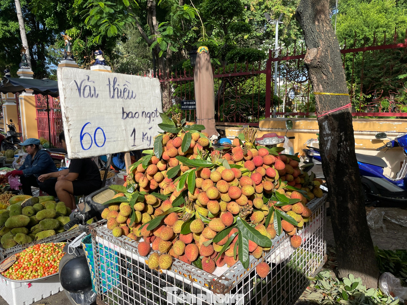 Hầu như góc chợ nào cũng ngập sắc đỏ của vải thiều, giá cả mỗi nơi mỗi khác và khách mua có thể trả giá.