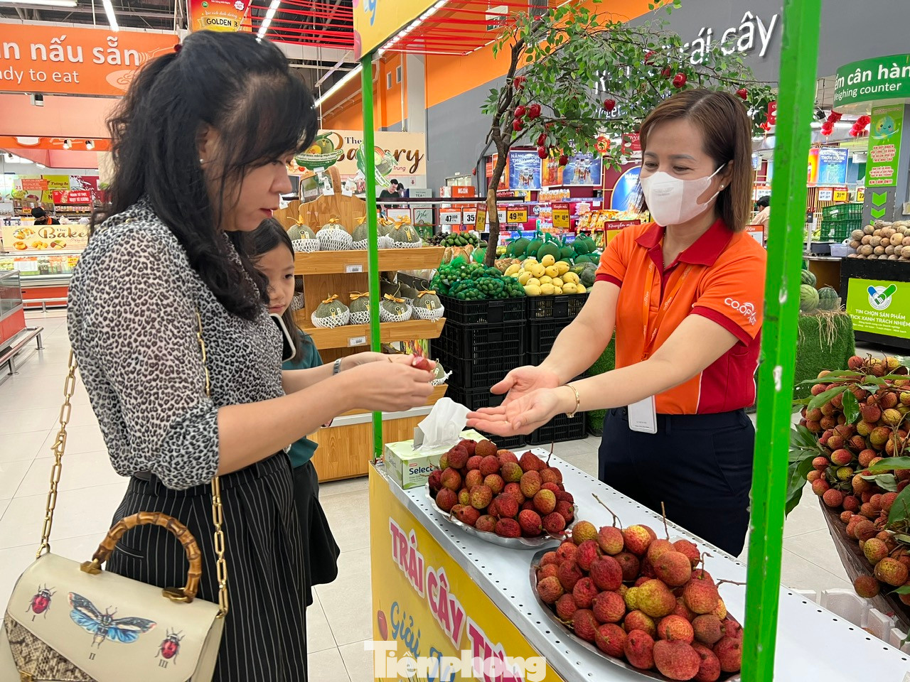 Siêu thị Co.opXtra Linh Trung (TP Thủ Đức) bố trí một quầy giới thiệu vải thiều Bắc Giang, mời khách hàng dùng thử miễn phí. Vải thiều tươi tại siêu thị đang khuyến mãi chỉ có giá 49.000 đồng/kg. Hệ thống Saigon Co.op đã chính thức đưa vải thiều vào bán lẻ tại hơn 800 điểm bán trên toàn quốc, bắt đầu từ năm 2018 đến nay. Năm 2025, hệ thống này đặt mục tiêu tiêu thụ 500 tấn vải thiều, tăng 20% so với năm ngoái.