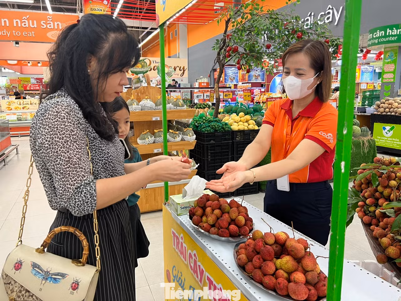 Siêu thị Co.opXtra Linh Trung (TP Thủ Đức) bố trí một quầy giới thiệu vải thiều Bắc Giang, mời khách hàng dùng thử miễn phí. Vải thiều tươi tại siêu thị đang khuyến mãi chỉ có giá 49.000 đồng/kg. Hệ thống Saigon Co.op đã chính thức đưa vải thiều vào bán lẻ tại hơn 800 điểm bán trên toàn quốc, bắt đầu từ năm 2018 đến nay. Năm 2025, hệ thống này đặt mục tiêu tiêu thụ 500 tấn vải thiều, tăng 20% so với năm ngoái. Siêu thị Co.opXtra Linh Trung (TP Thủ Đức) bố trí một quầy giới thiệu vải thiều Bắc Giang, mời khách hàng dùng thử miễn phí. Vải thiều tươi tại siêu thị đang khuyến mãi chỉ có giá 49.000 đồng/kg. Hệ thống Saigon Co.op đã chính thức đưa vải thiều vào bán lẻ tại hơn 800 điểm bán trên toàn quốc, bắt đầu từ năm 2018 đến nay. Năm 2025, hệ thống này đặt mục tiêu tiêu thụ 500 tấn vải thiều, tăng 20% so với năm ngoái.
