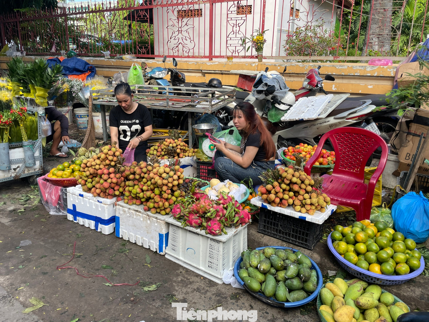 Từ các chợ truyền thống đến những tuyến đường đông đúc ở TPHCM, vải thiều cũng "phủ đỏ" các quầy, xe hàng. "Tôi bán nhiều loại trái cây nhưng hiện tại đang vào mùa vải thiều nên nhập mặt hàng này nhiều nhất. Đa số vải thiều từ miền Bắc, giá từ 40.000 - 60.000 đồng/kg, tùy lớn nhỏ" - tiểu thương kinh doanh trái cây cạnh chợ Bà Chiểu (quận Bình Thạnh) cho biết.