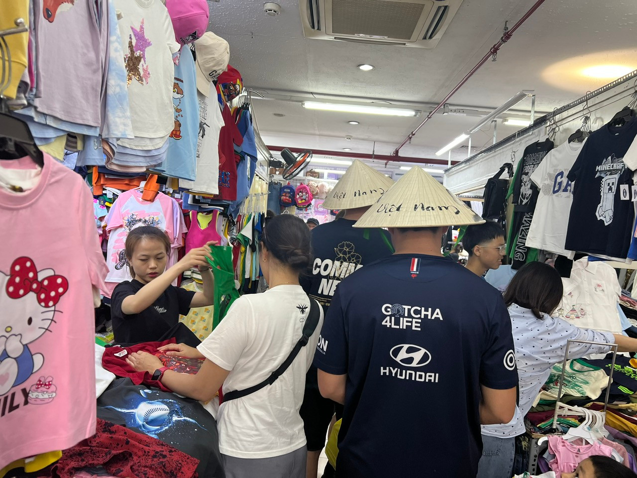 Chỉ những mặt hàng trong nước sản xuất, có đủ giấy tờ mới được tiểu thương bày bán công khai Chỉ những mặt hàng trong nước sản xuất, có đủ giấy tờ mới được tiểu thương bày bán công khai