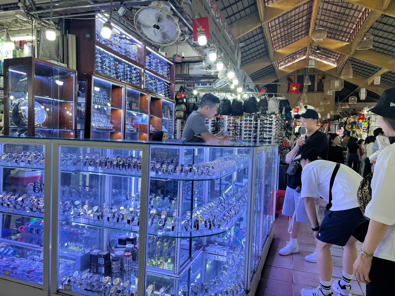 Chợ Bến Thành bày bán nhiều loại đồng hồ, túi xách nhái nhiều thương hiệu nổi tiếng với giá chỉ vài trăm nghìn đồng mỗi sản phẩm Chợ Bến Thành bày bán nhiều loại đồng hồ, túi xách nhái nhiều thương hiệu nổi tiếng với giá chỉ vài trăm nghìn đồng mỗi sản phẩm