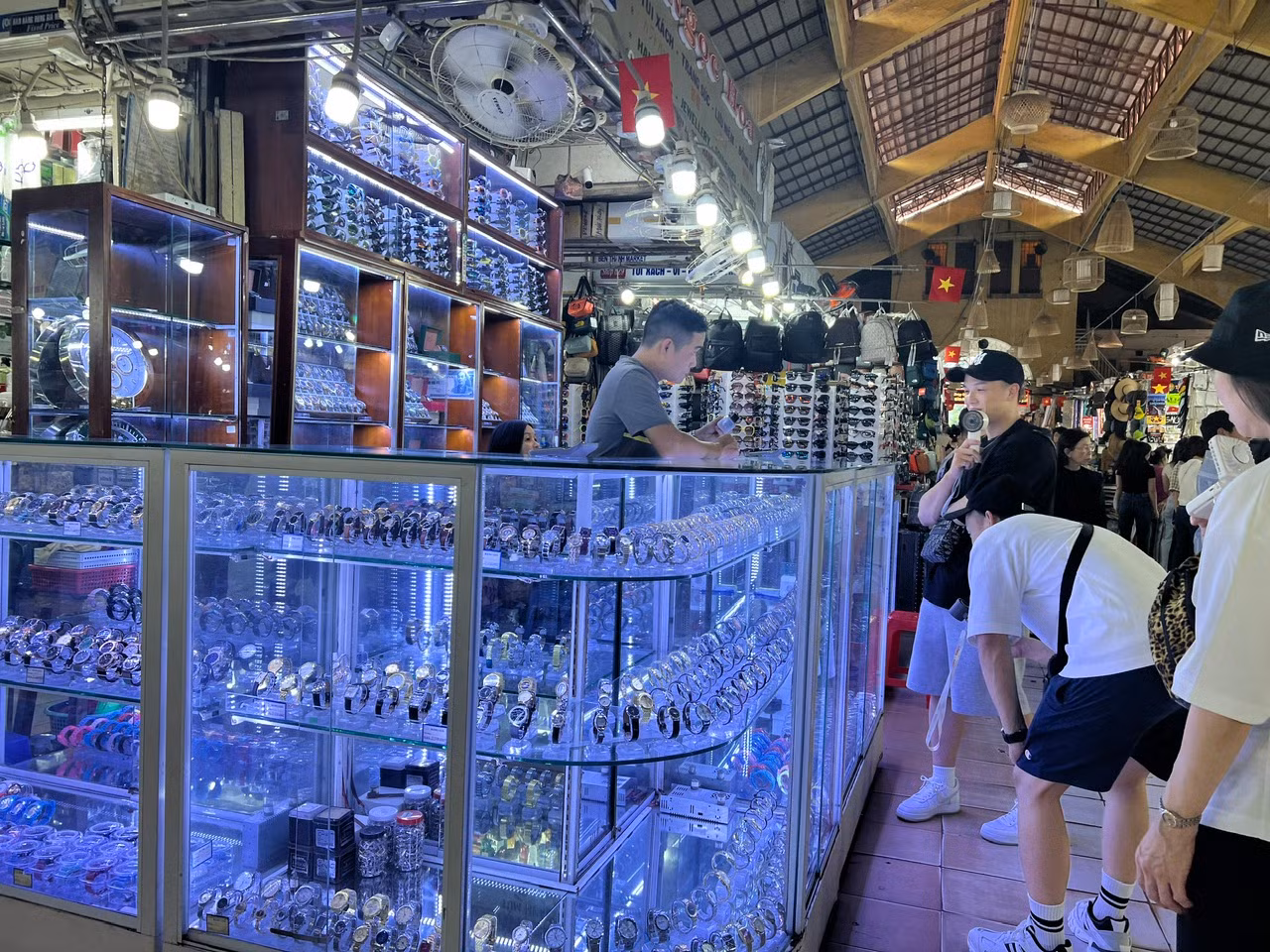 Chợ Bến Thành bày bán nhiều loại đồng hồ, túi xách nhái nhiều thương hiệu nổi tiếng với giá chỉ vài trăm nghìn đồng mỗi sản phẩm Chợ Bến Thành bày bán nhiều loại đồng hồ, túi xách nhái nhiều thương hiệu nổi tiếng với giá chỉ vài trăm nghìn đồng mỗi sản phẩm