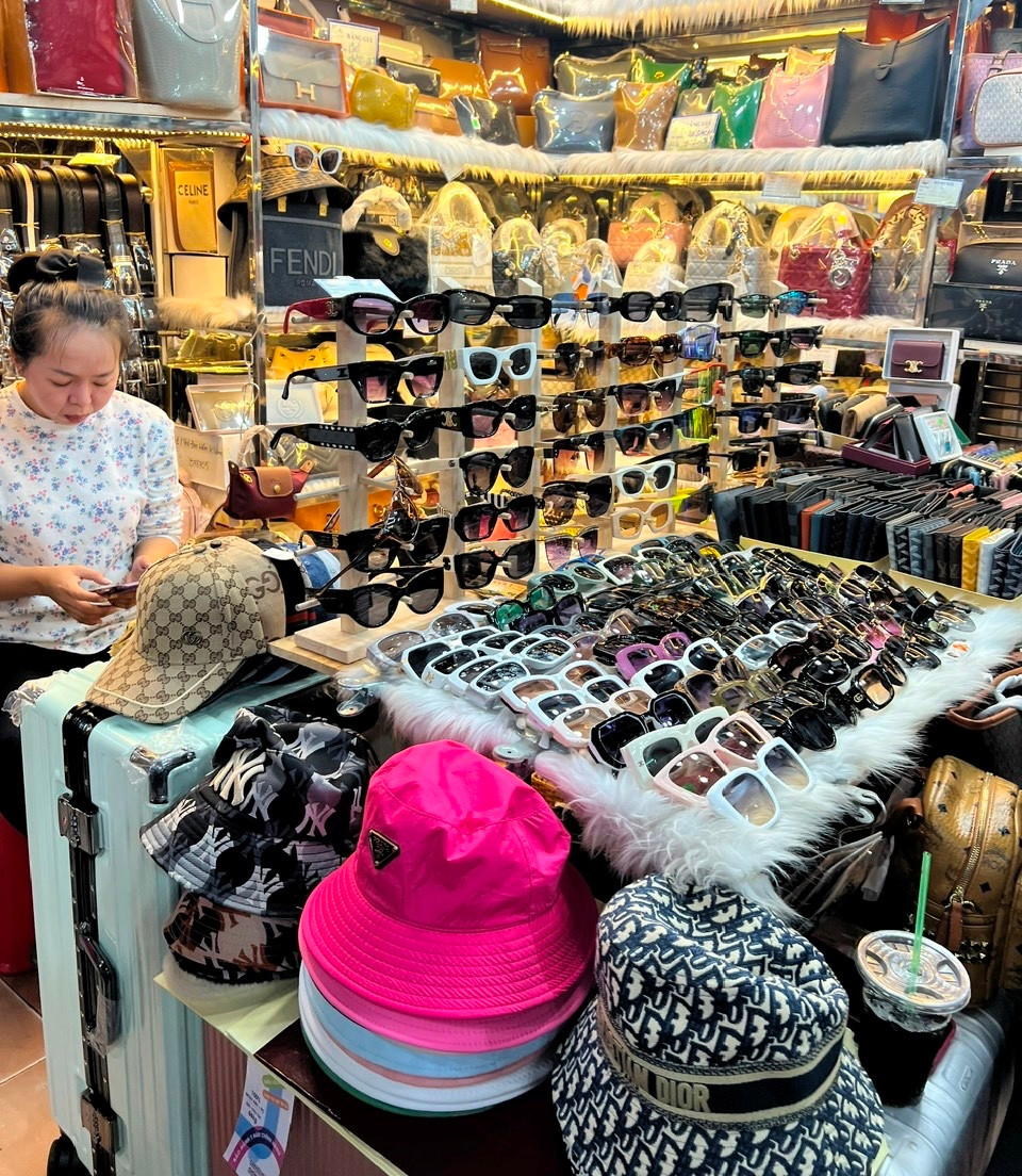 Một quầy hàng tại chợ Bến Thành Một quầy hàng tại chợ Bến Thành