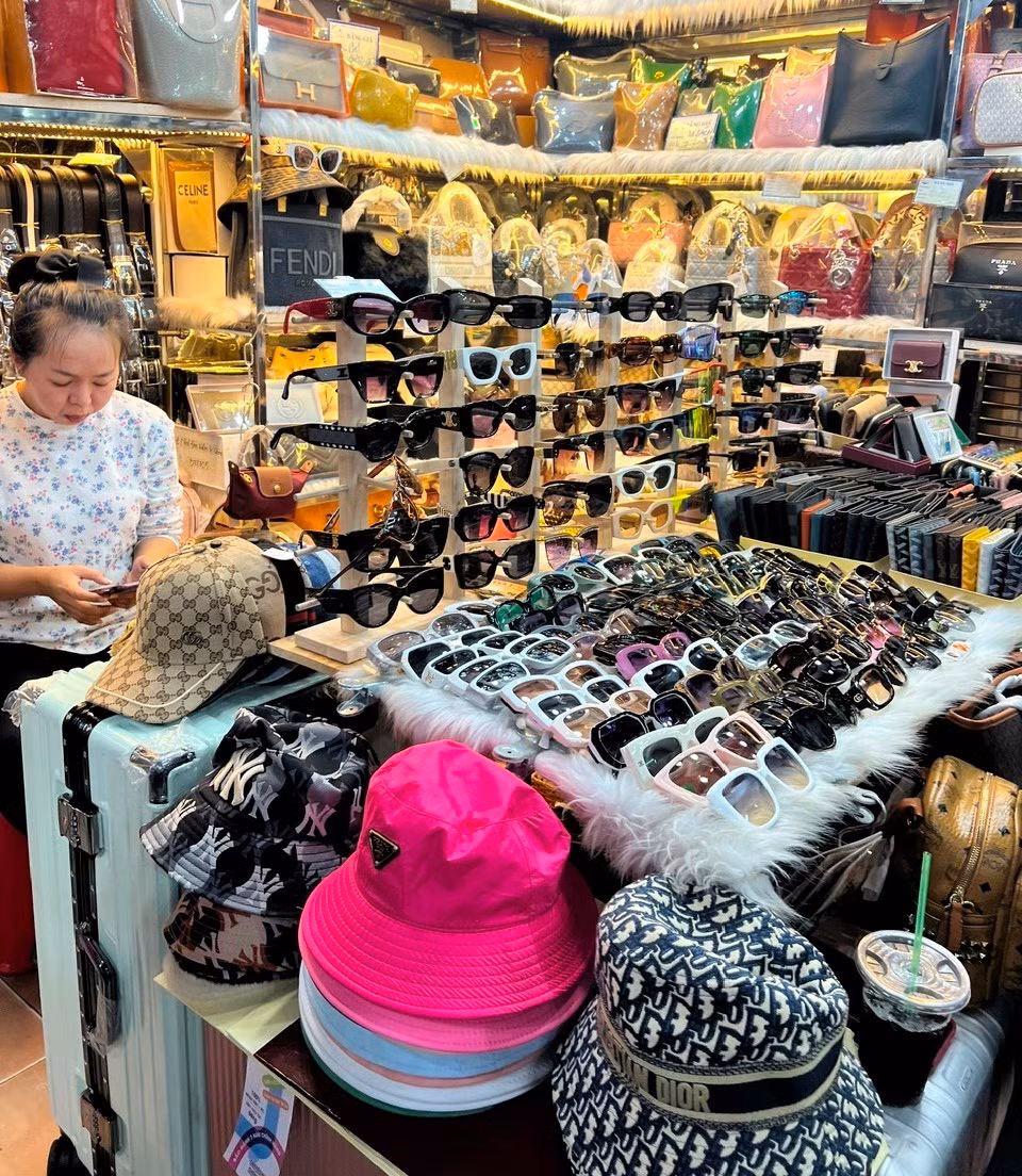 Một quầy hàng tại chợ Bến Thành Một quầy hàng tại chợ Bến Thành