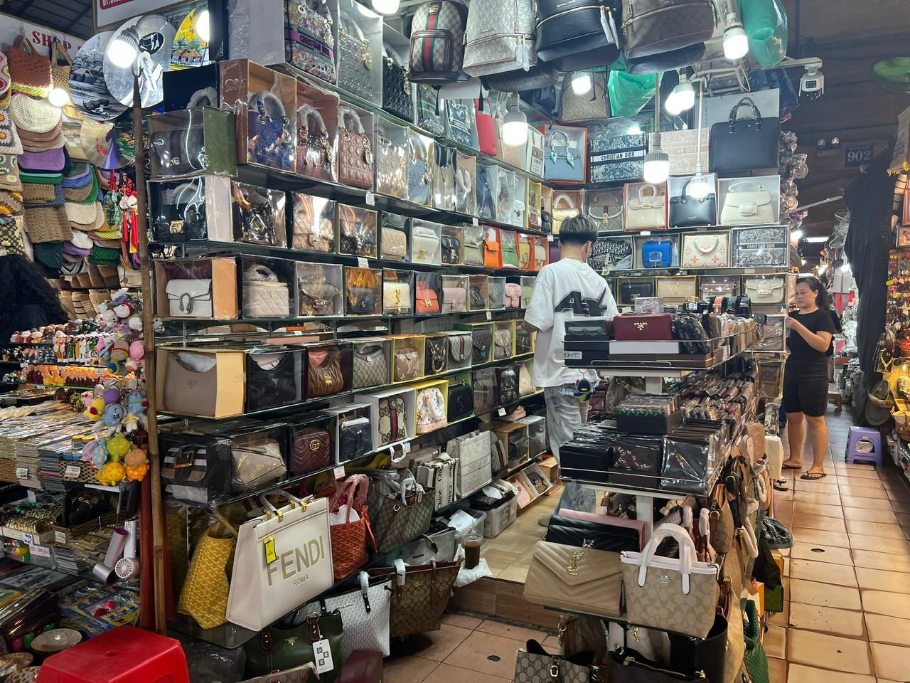 Chợ Bến Thành bày bán nhiều loại đồng hồ, túi xách nhái nhiều thương hiệu nổi tiếng với giá chỉ vài trăm nghìn đồng mỗi sản phẩm Chợ Bến Thành bày bán nhiều loại đồng hồ, túi xách nhái nhiều thương hiệu nổi tiếng với giá chỉ vài trăm nghìn đồng mỗi sản phẩm