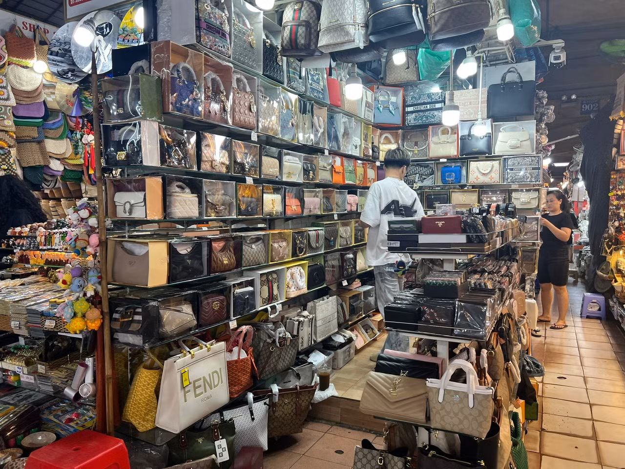 Chợ Bến Thành bày bán nhiều loại đồng hồ, túi xách nhái nhiều thương hiệu nổi tiếng với giá chỉ vài trăm nghìn đồng mỗi sản phẩm Chợ Bến Thành bày bán nhiều loại đồng hồ, túi xách nhái nhiều thương hiệu nổi tiếng với giá chỉ vài trăm nghìn đồng mỗi sản phẩm