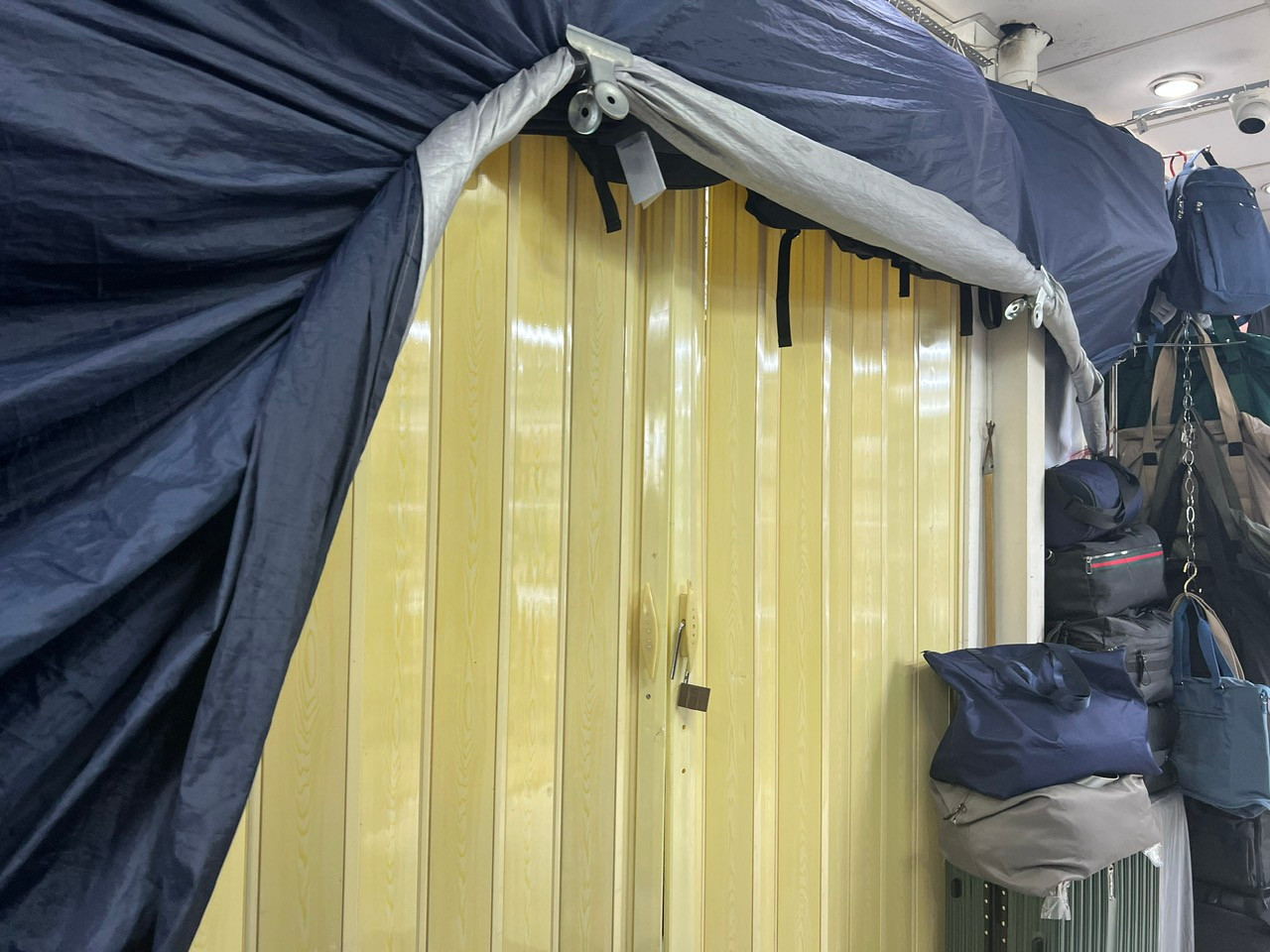 Cửa chỉ được móc khóa hờ hững, tiểu thương còn chuẩn bị sẵn bạt để có báo động kiểm tra là kéo bạt xuống nhằm đối phó cơ quan chức năng Cửa chỉ được móc khóa hờ hững, tiểu thương còn chuẩn bị sẵn bạt để có báo động kiểm tra là kéo bạt xuống nhằm đối phó cơ quan chức năng