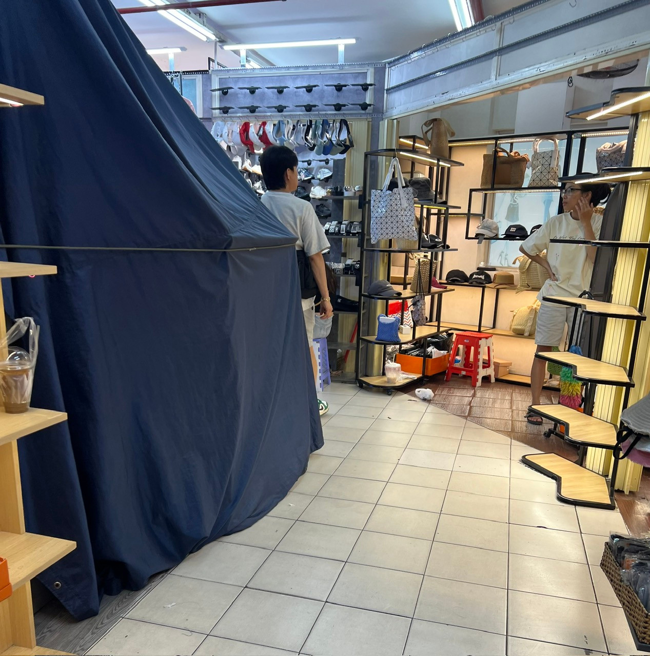 Nhiều quầy hàng tại Sài Gòn Square vẫn đóng cửa nghỉ bán sau đợt kiểm tra hồi đầu tháng 6/2025 Nhiều quầy hàng tại Sài Gòn Square vẫn đóng cửa nghỉ bán sau đợt kiểm tra hồi đầu tháng 6/2025