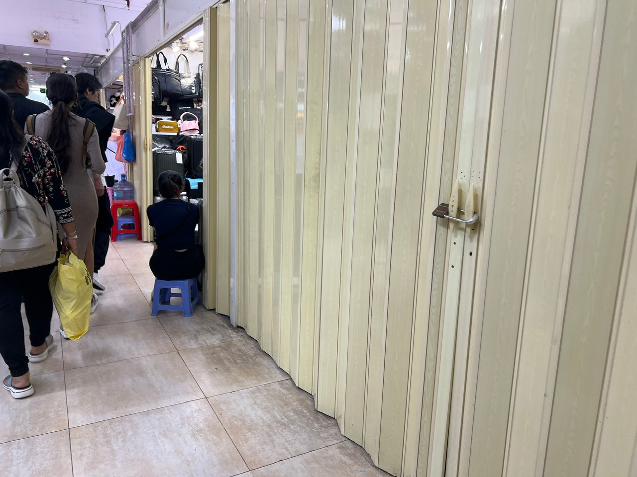 Cửa đóng then cài nhưng luôn có nhân viên ngồi bên ngoài Cửa đóng then cài nhưng luôn có nhân viên ngồi bên ngoài