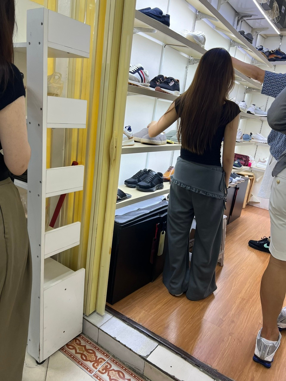 Tiểu thương mở cửa đón khách và có thể đóng sập lại bất cứ lúc nào Tiểu thương mở cửa đón khách và có thể đóng sập lại bất cứ lúc nào