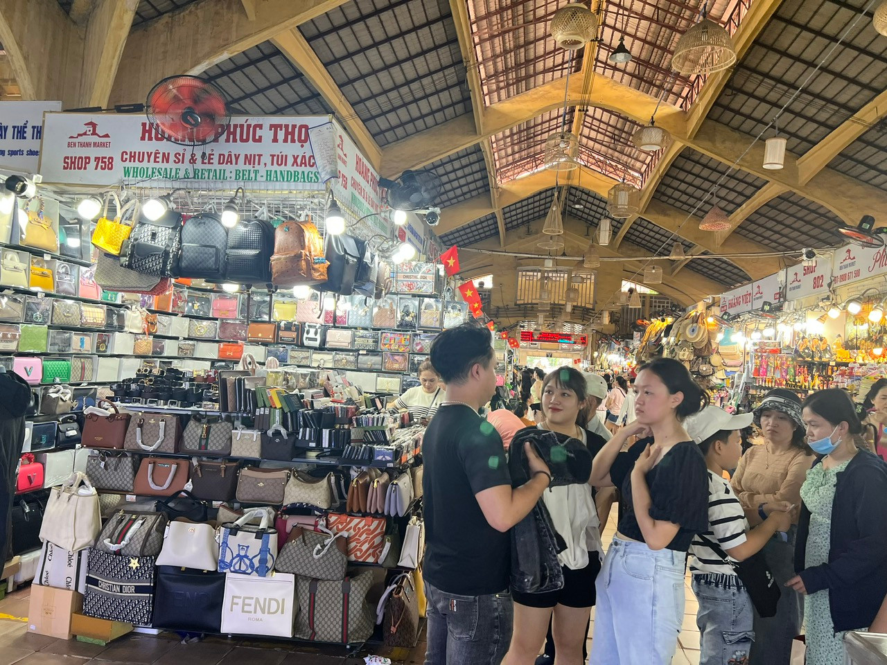 Khách nhộn nhịp đến chợ Bến Thành mua sắm Khách nhộn nhịp đến chợ Bến Thành mua sắm