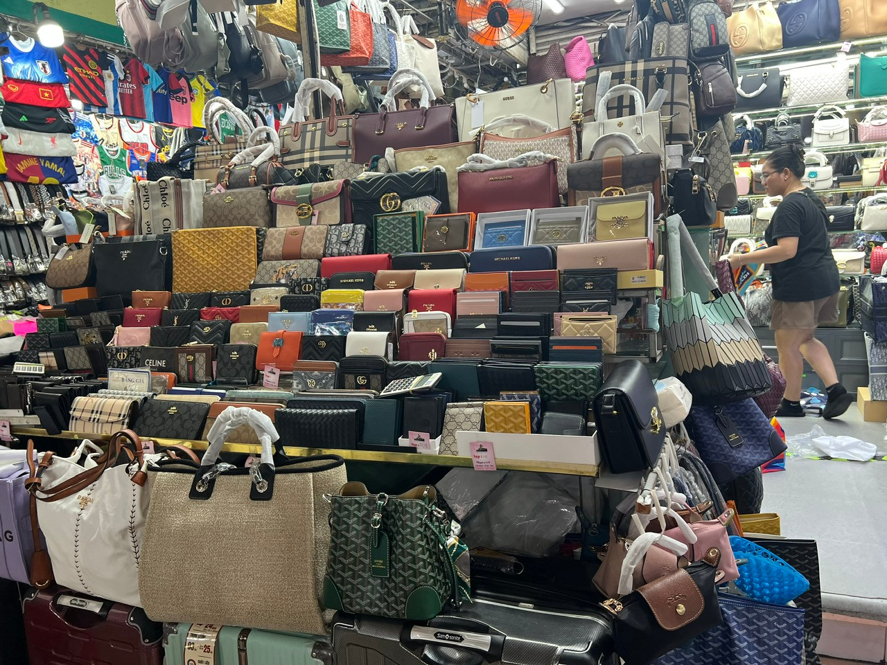 Hầu như chợ nào cũng bán đầy các loại "hàng hiệu giá rẻ"