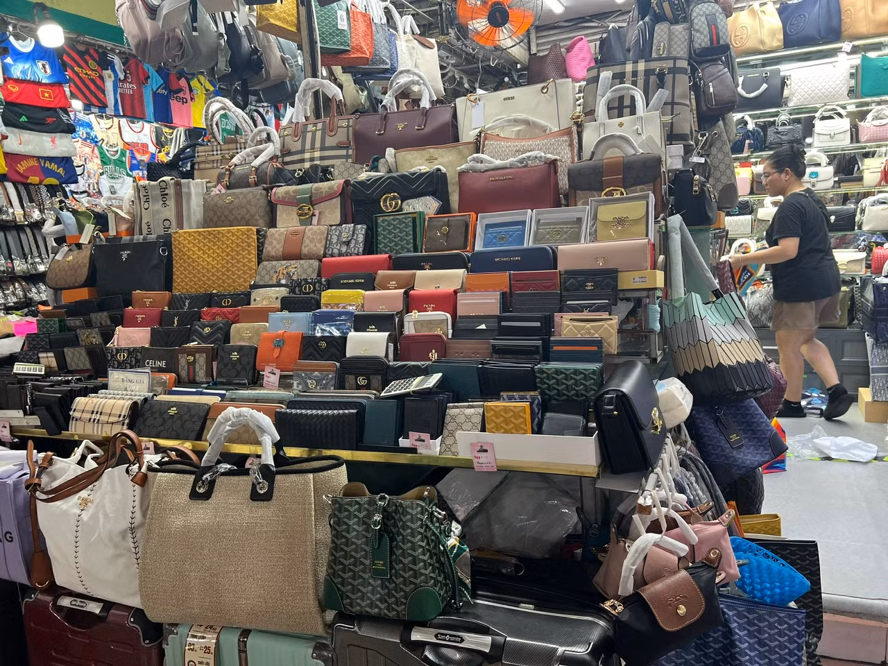 Hầu như chợ nào cũng bán đầy các loại "hàng hiệu giá rẻ"