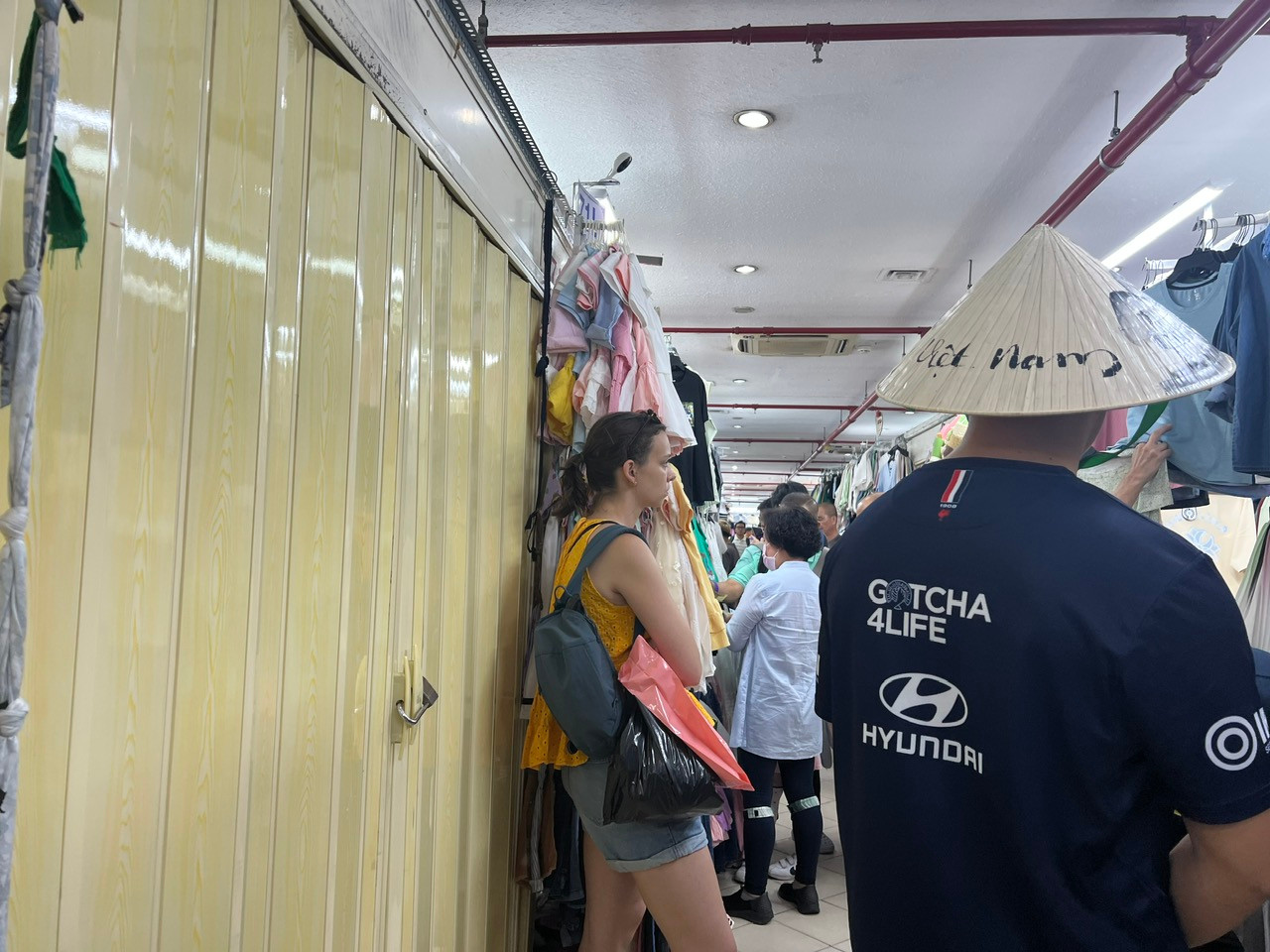 Nhiều du khách nước ngoài bất ngờ với cách bán hàng "lạ đời" của tiểu thương ở Sài Gòn Square Nhiều du khách nước ngoài bất ngờ với cách bán hàng "lạ đời" của tiểu thương ở Sài Gòn Square