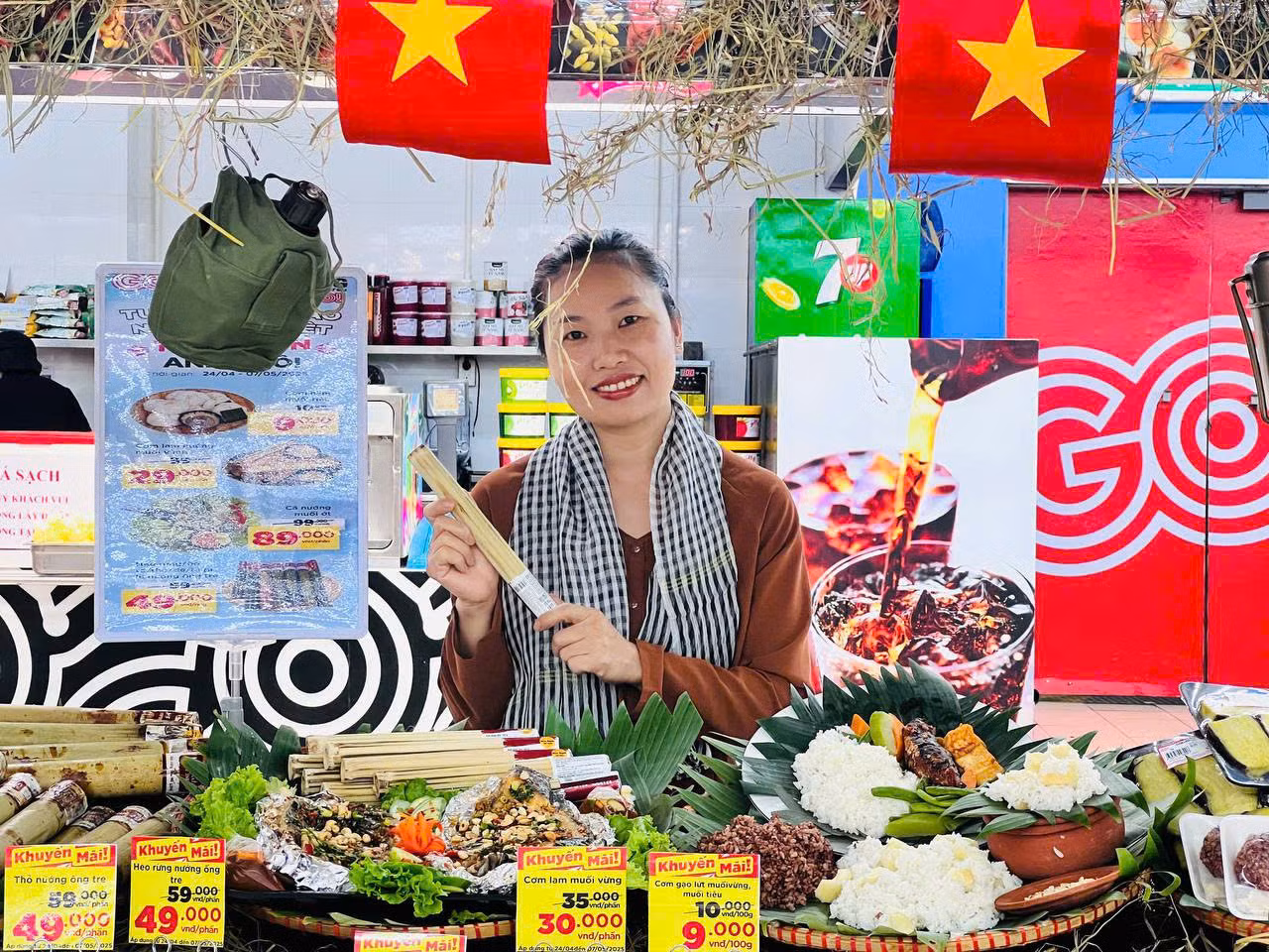 Những món ăn theo "thực đơn anh nuôi" được siêu thị thực hiện để khách hàng trải nghiệm, thưởng thức những món ăn thời kháng chiến của cha ông. Những món ăn theo "thực đơn anh nuôi" được siêu thị thực hiện để khách hàng trải nghiệm, thưởng thức những món ăn thời kháng chiến của cha ông.