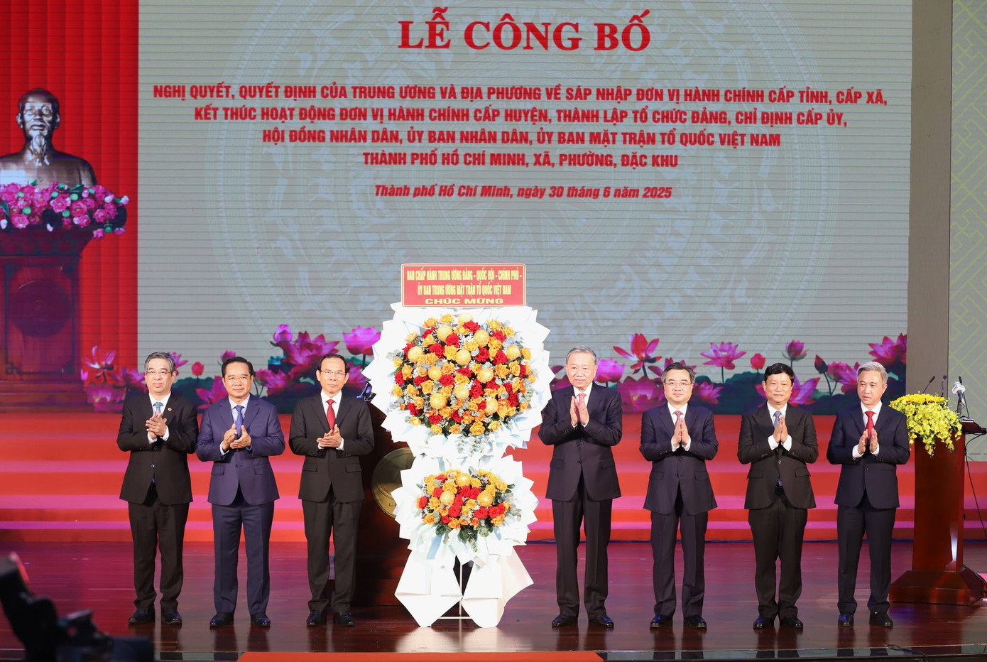 Tổng Bí thư Tô Lâm trao hoa của Trung ương chúc mừng buổi lễ công bố.