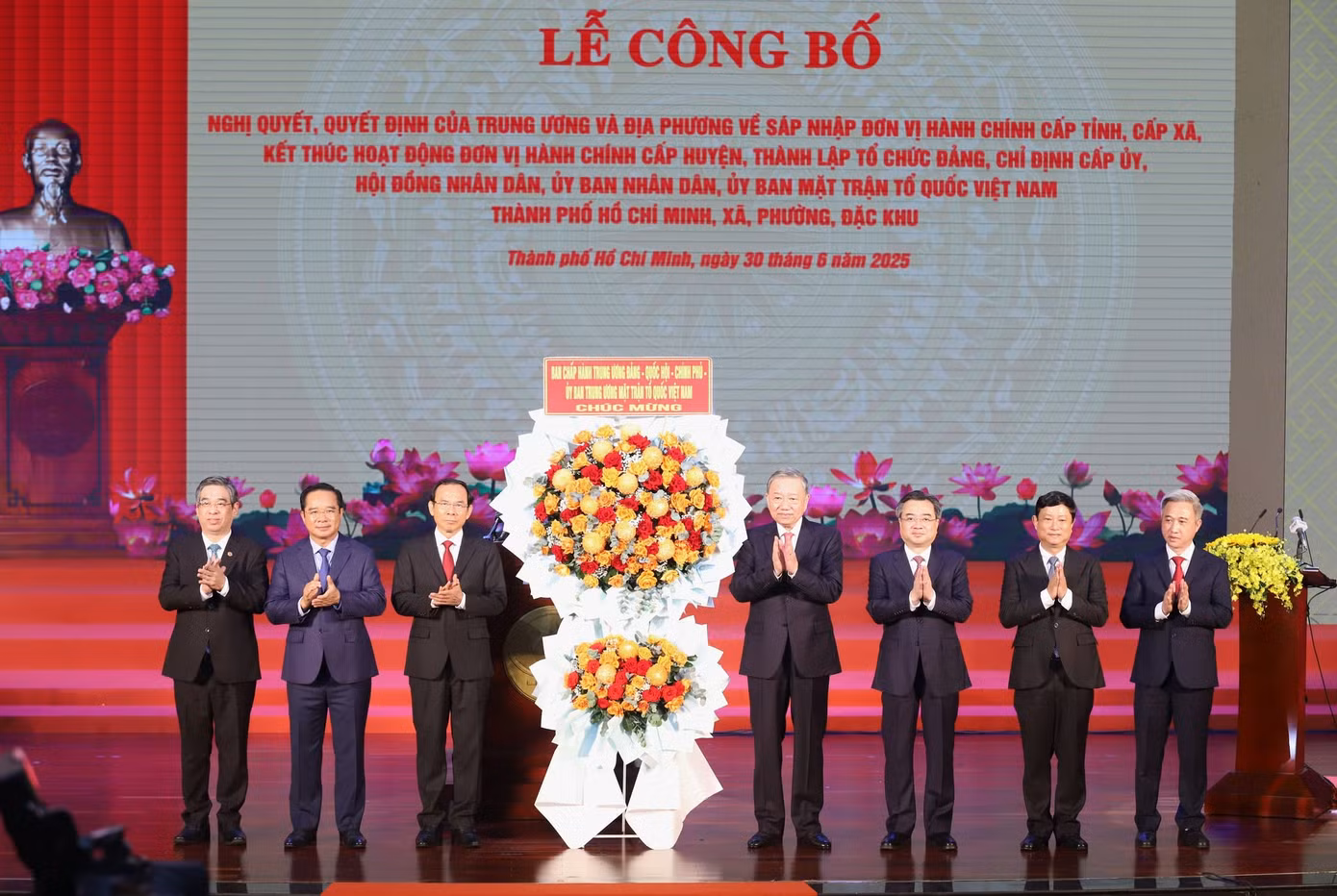 Tổng Bí thư Tô Lâm trao hoa của Trung ương chúc mừng buổi lễ công bố.