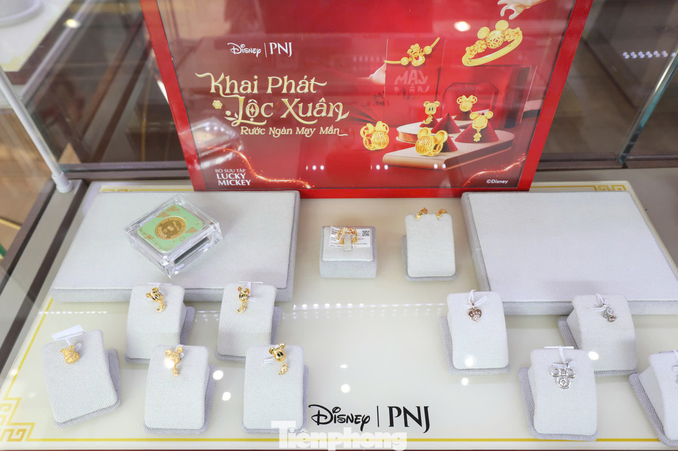 Nhiều sản phẩm trang sức vào ngày vía Thần tài.