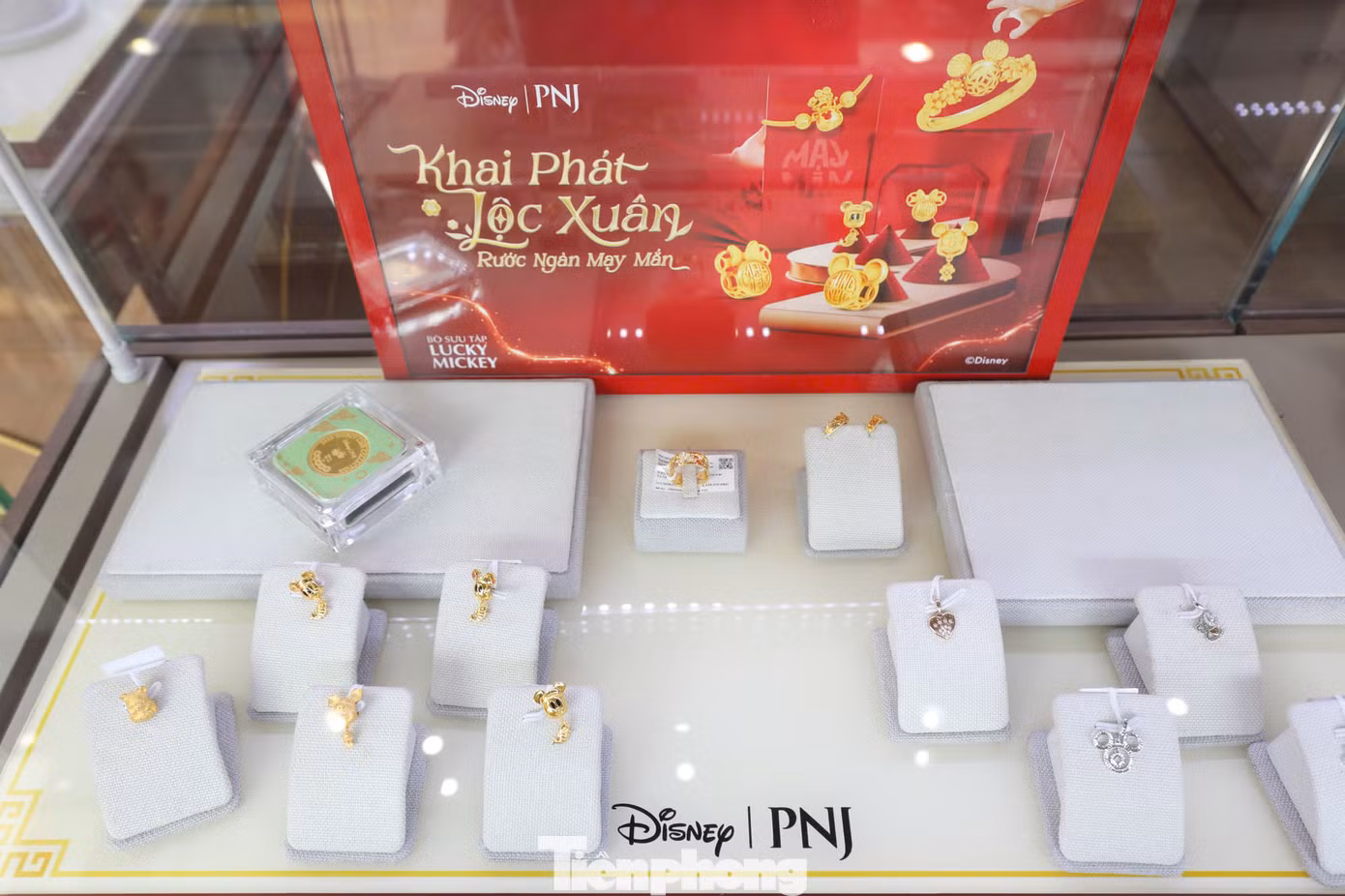 Nhiều sản phẩm trang sức vào ngày vía Thần tài.