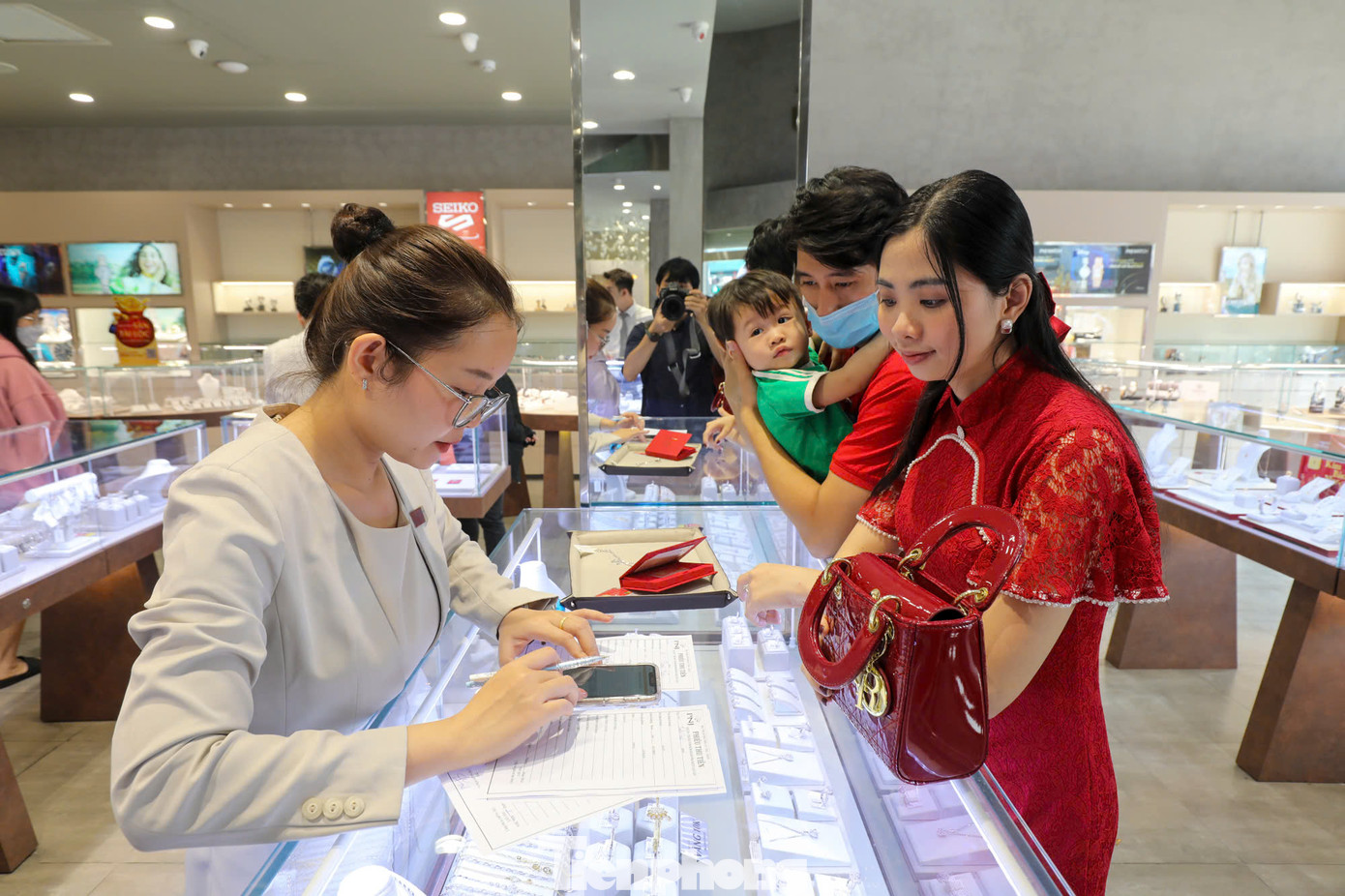 Ngày 7/2 là ngày vía Thần tài, đầu giờ chiều, tại cửa hàng trên đường Nguyễn Văn Nghi (quận Gò Vấp, TPHCM) tấp nập khách mua sắm vàng. Khoe 4 miếng vàng Thần tài vừa “chốt đơn”, chị Thanh Thảo (ngụ TP Thủ Đức) vui vẻ cho biết: “Đây là thói quen từ nhiều năm gia đình mình. Mua vàng trong ngày Thần Tài không chỉ mong cầu may mắn, thuận lợi cả năm, mà mình còn xem đó là tài sản tích lũy sau này”.