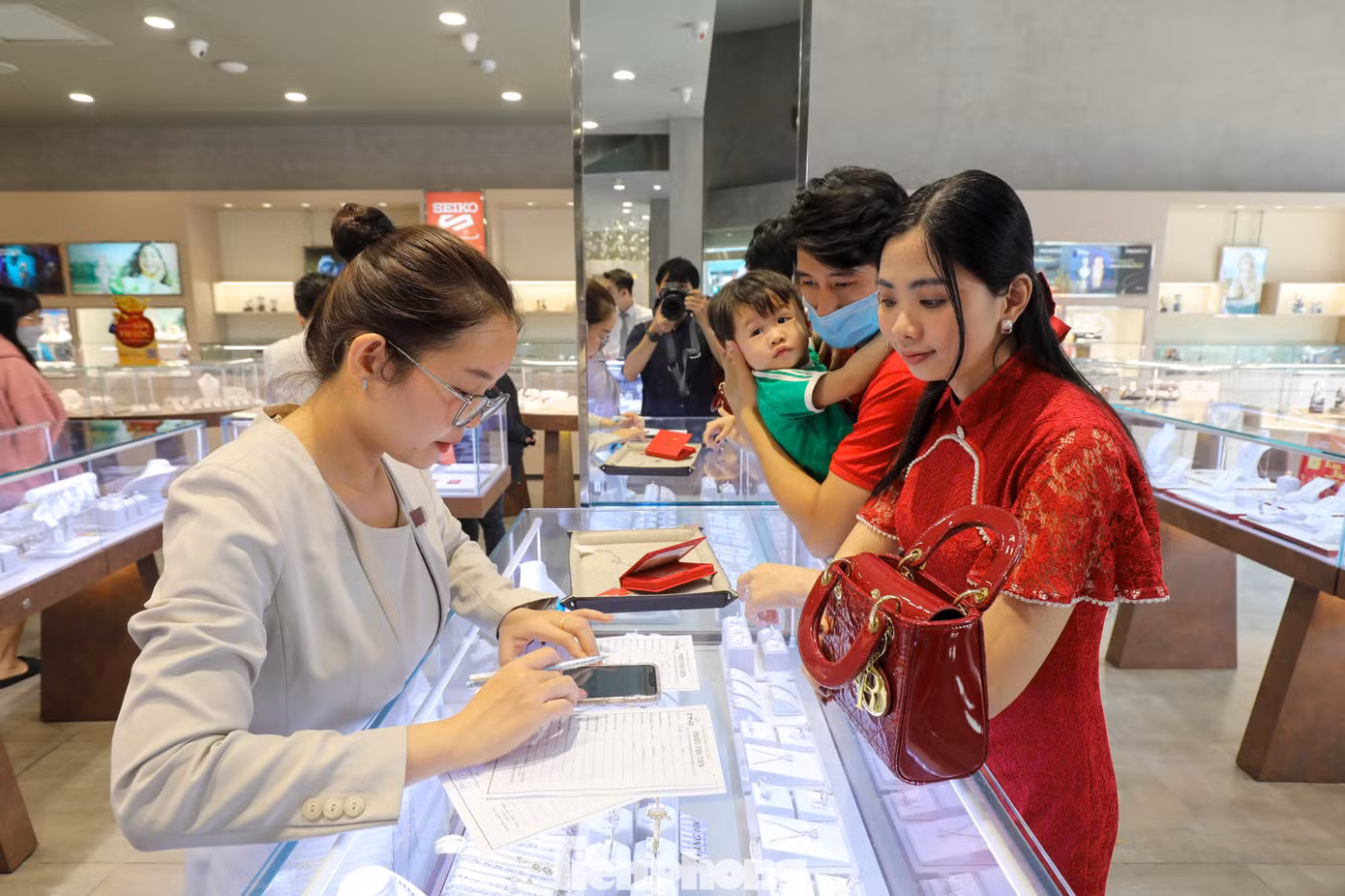 Ngày 7/2 là ngày vía Thần tài, đầu giờ chiều, tại cửa hàng trên đường Nguyễn Văn Nghi (quận Gò Vấp, TPHCM) tấp nập khách mua sắm vàng. Khoe 4 miếng vàng Thần tài vừa “chốt đơn”, chị Thanh Thảo (ngụ TP Thủ Đức) vui vẻ cho biết: “Đây là thói quen từ nhiều năm gia đình mình. Mua vàng trong ngày Thần Tài không chỉ mong cầu may mắn, thuận lợi cả năm, mà mình còn xem đó là tài sản tích lũy sau này”.