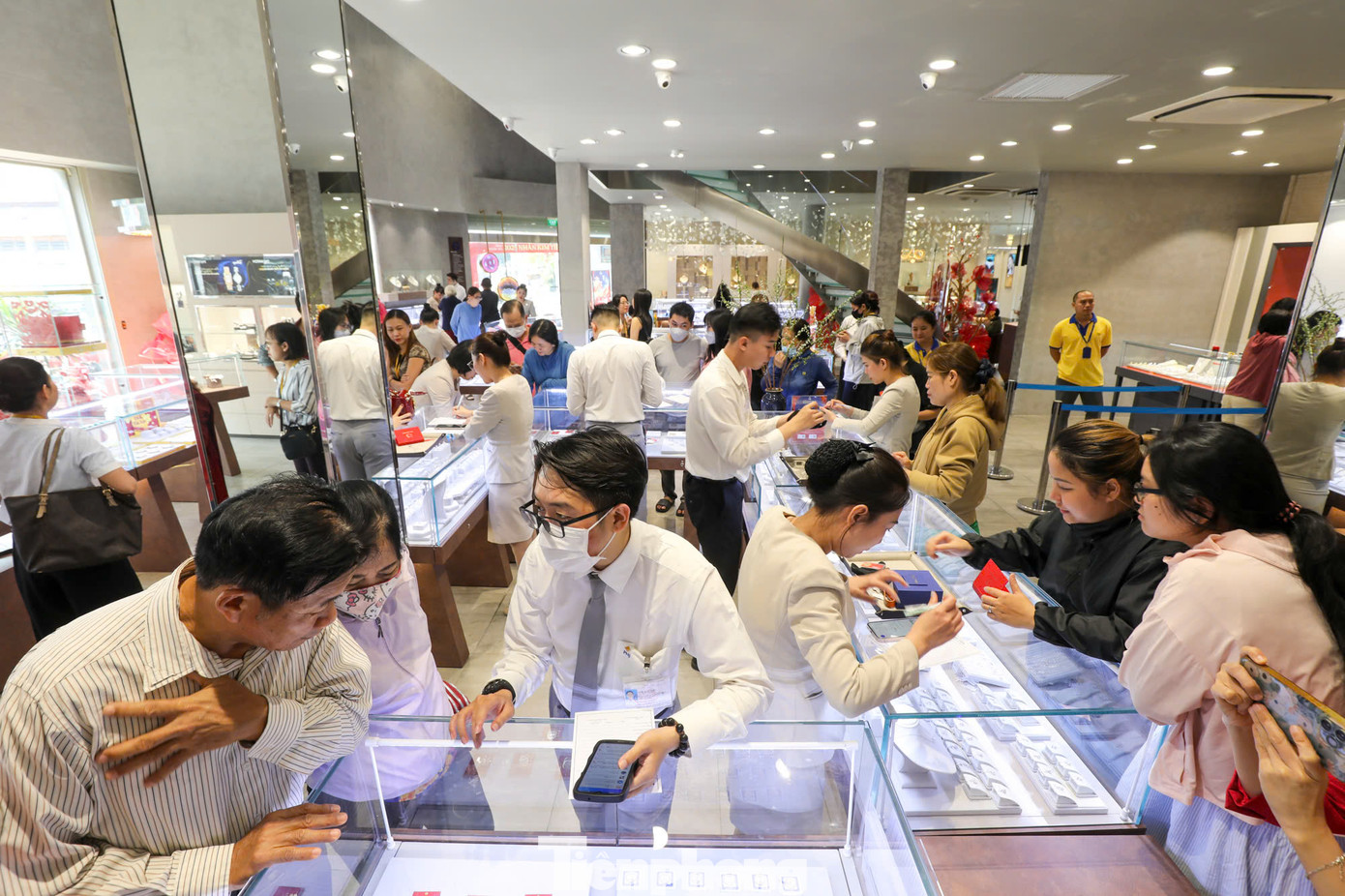 Để đáp ứng nhu cầu khách hàng, một số sản phẩm trong các bộ sưu tập có thêm phiên bản giới hạn lồng ghép tinh tế những con số mang ý nghĩa về năm sinh, tứ quý… nhằm gửi gắm nguyện ước cho năm mới thành công.