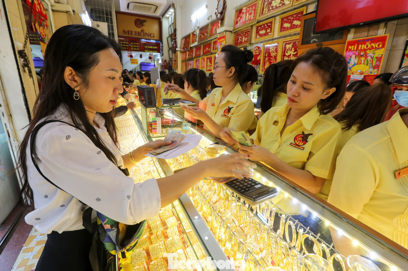 Nhiều người mạnh tay sắm cả lượng vàng, gồm cả vàng miếng, vàng Thần tài, vàng trang sức... "Tôi mua để làm quà tặng vợ, con gái, biếu cha mẹ hai bên để mong gia đình sẽ gặp nhiều may mắn suốt năm" - một khách hàng nam cho biết.