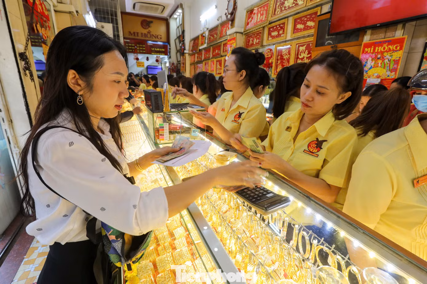 Nhiều người mạnh tay sắm cả lượng vàng, gồm cả vàng miếng, vàng Thần tài, vàng trang sức... "Tôi mua để làm quà tặng vợ, con gái, biếu cha mẹ hai bên để mong gia đình sẽ gặp nhiều may mắn suốt năm" - một khách hàng nam cho biết.