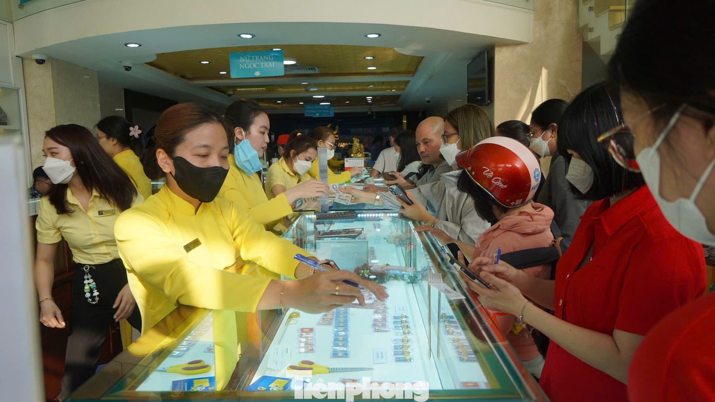 Tuy lượng khách ra vào nhộn nhịp nhưng không có tình trạng xếp hàng, chờ đợi. Khách vào liền có nhân viên phục vụ ngay. “Sáng nay đi làm nên tôi tranh thủ buổi trưa mới đi sắm vàng. Tôi cứ tưởng hôm nay phải chờ đợi rất lâu, thậm chí không mua được vàng nhưng không ngờ lại mua sắm dễ dàng, thuận lợi đến vậy” - chị Nguyễn Hà (38 tuổi, ngụ quận Phú Nhuận) chia sẻ.