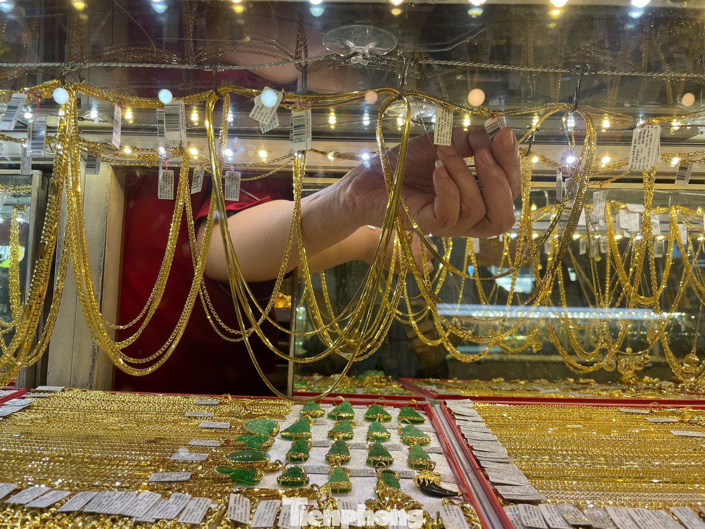 Các tiệm vàng đều chuẩn bị lượng lớn vàng, đa số là trang sức thời trang, trang sức phong thủy... để phục vụ nhu cầu mua vàng của khách trong dịp này. "Chỉ cần mua 5 phân hay 1 chỉ trong ngày Thần Tài để cầu may mắn là được rồi, chứ không phải nhất thiết mua nhiều vàng. Thói quen mua vàng ngày Thần Tài có từ hồi cha mẹ, bây giờ tôi cứ vậy làm theo" - chị Thiên Thư (28 tuổi) vui vẻ nói.