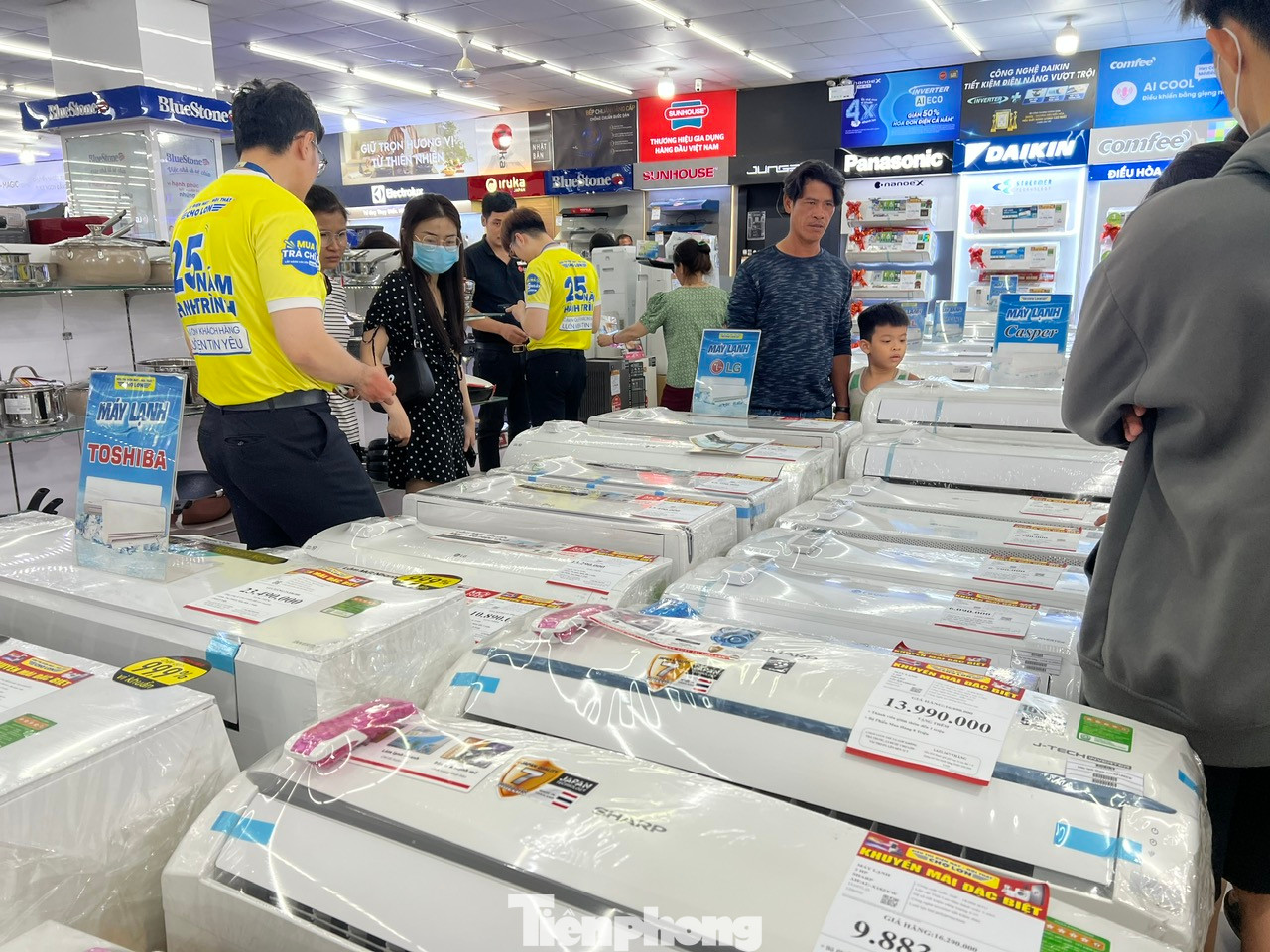 Các cửa hàng, siêu thị điện máy đều tăng cường nhập máy lạnh để đáp ứng nhu cầu tăng cao của người tiêu dùng Các cửa hàng, siêu thị điện máy đều tăng cường nhập máy lạnh để đáp ứng nhu cầu tăng cao của người tiêu dùng