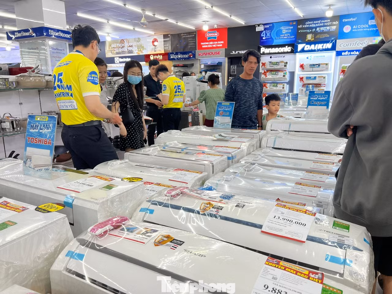 Các cửa hàng, siêu thị điện máy đều tăng cường nhập máy lạnh để đáp ứng nhu cầu tăng cao của người tiêu dùng