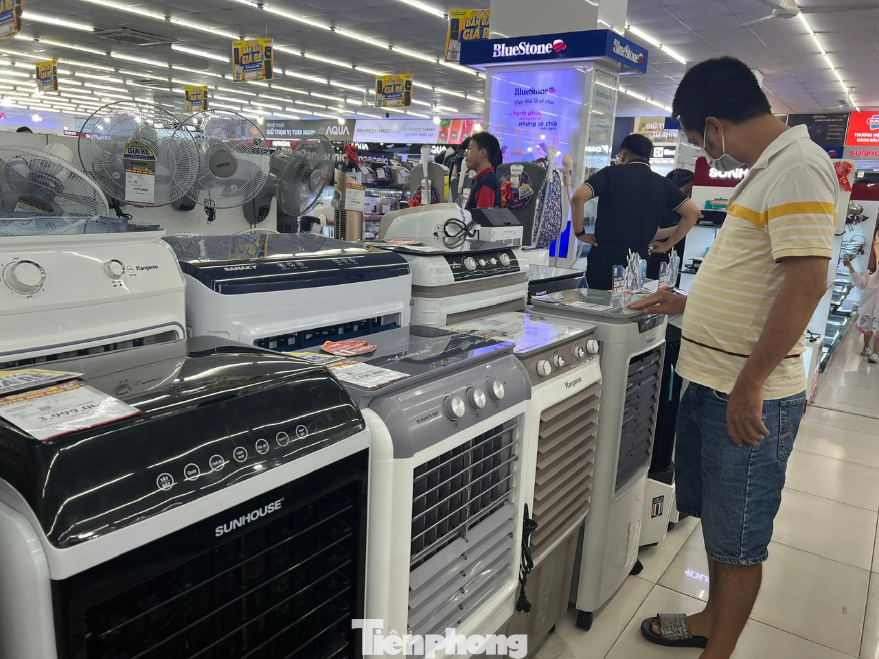 Ngoài máy lạnh, các sản phẩm khác như quạt hơi nước, quạt điện, tủ lạnh...cũng tăng doanh số bán hàng dịp này Ngoài máy lạnh, các sản phẩm khác như quạt hơi nước, quạt điện, tủ lạnh...cũng tăng doanh số bán hàng dịp này