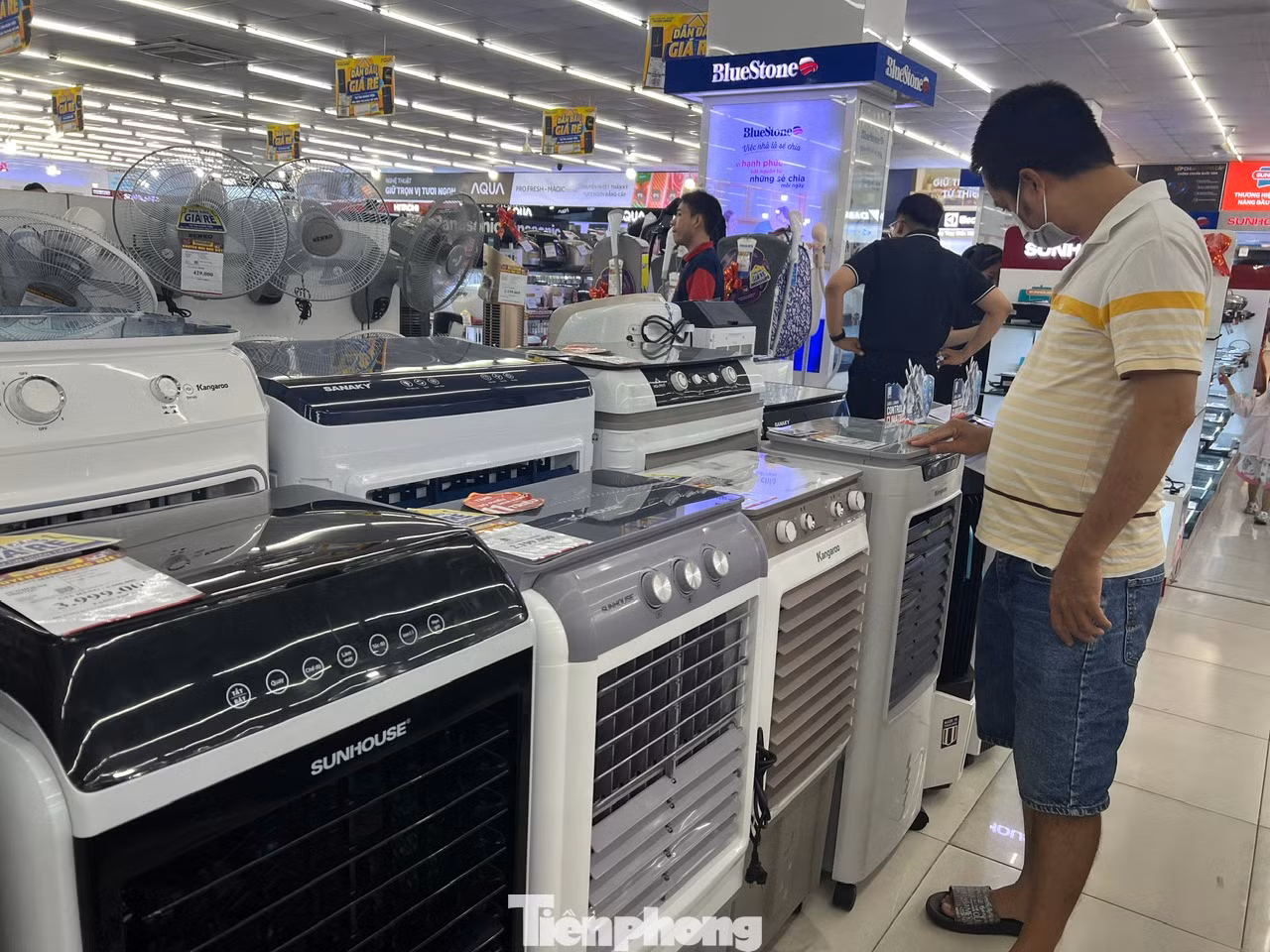 Ngoài máy lạnh, các sản phẩm khác như quạt hơi nước, quạt điện, tủ lạnh...cũng tăng doanh số bán hàng dịp này