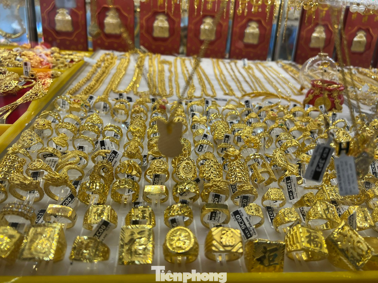 Theo chuyên gia tài chính Nguyễn Trí Hiếu, trong quý 1/2024, giá vàng thế giới vẫn còn xu hướng tăng và có thể chạm mức 2.900 USD/ounce và trong năm nay sẽ có lúc lên mức 3.000 USD/ounce khi căng thẳng địa chính trị không giảm mà vẫn kéo dài. Ông Hiếu dự đoán, xu hướng tăng của giá vàng trong năm nay khá bền vững và nhà đầu tư chấp nhận rủi ro vẫn có thể xem xét để đầu tư lúc này. Theo chuyên gia tài chính Nguyễn Trí Hiếu, trong quý 1/2024, giá vàng thế giới vẫn còn xu hướng tăng và có thể chạm mức 2.900 USD/ounce và trong năm nay sẽ có lúc lên mức 3.000 USD/ounce khi căng thẳng địa chính trị không giảm mà vẫn kéo dài. Ông Hiếu dự đoán, xu hướng tăng của giá vàng trong năm nay khá bền vững và nhà đầu tư chấp nhận rủi ro vẫn có thể xem xét để đầu tư lúc này.