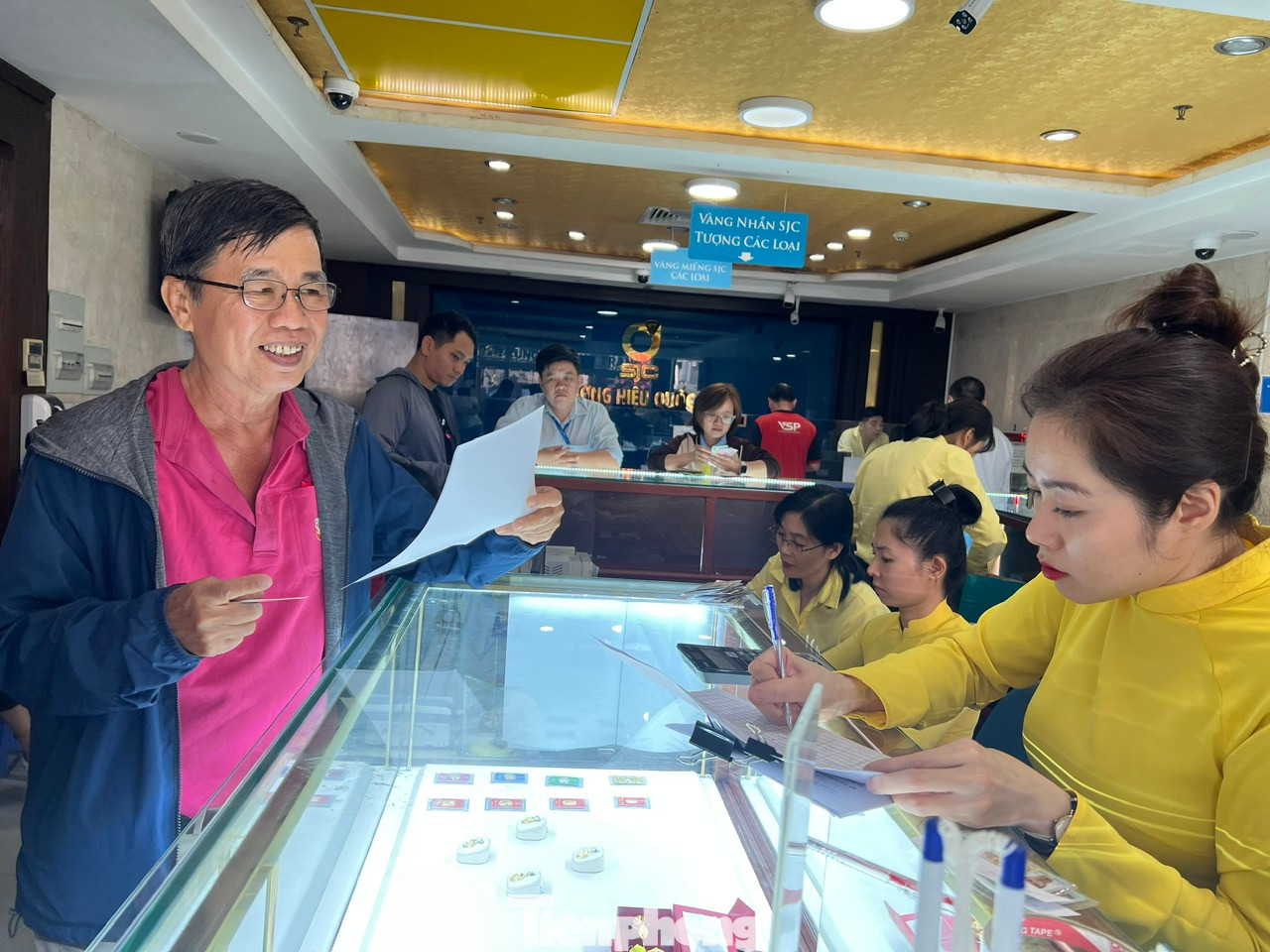 Ngày 4/2, tại Công ty TNHH MTV Vàng bạc đá quý Sài Gòn (SJC) trên đường Nguyễn Thị Minh Khai (quận 3, TPHCM), ngay từ sáng sớm đã có khá đông khách hàng xếp hàng chờ vào mua vàng. Ngày 4/2, tại Công ty TNHH MTV Vàng bạc đá quý Sài Gòn (SJC) trên đường Nguyễn Thị Minh Khai (quận 3, TPHCM), ngay từ sáng sớm đã có khá đông khách hàng xếp hàng chờ vào mua vàng.