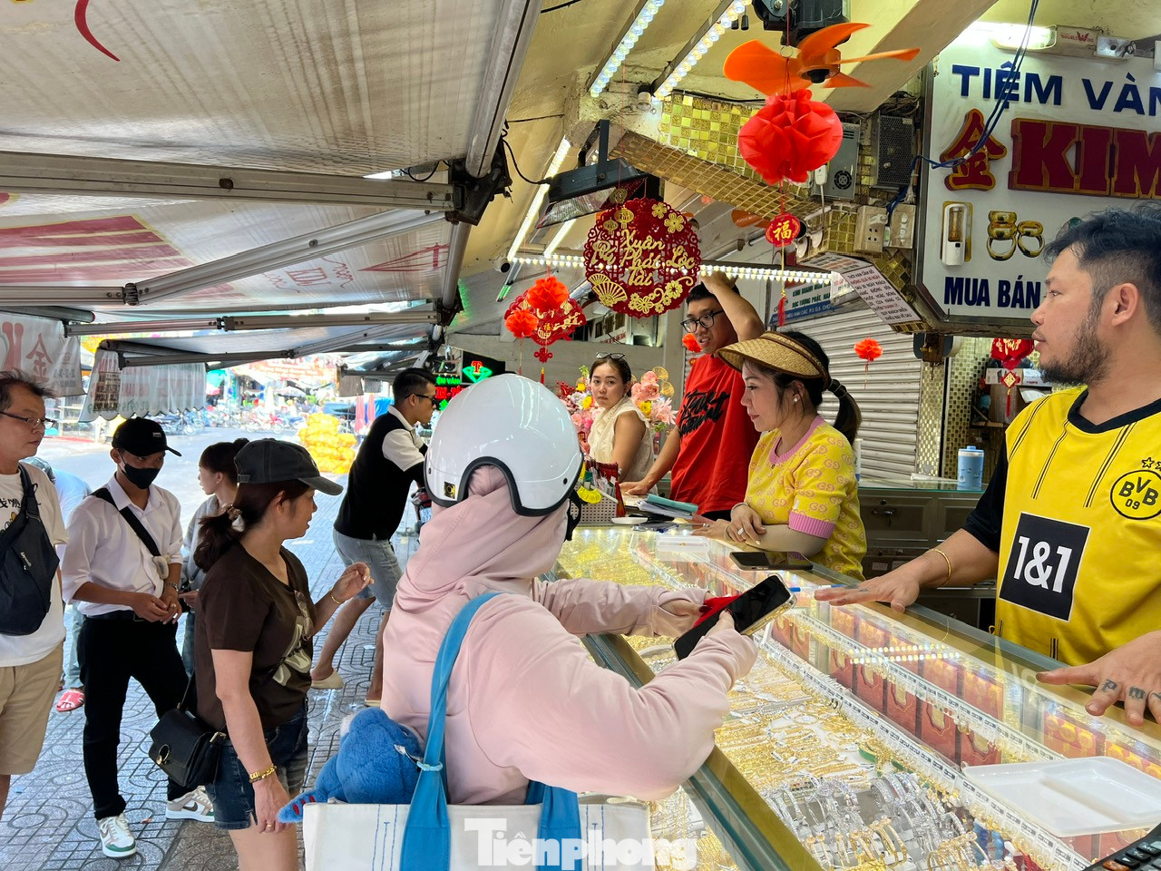 Tại tiệm vàng Kim Dung ở phố vàng bạc quận 5, trong đầu ngày cũng đã có khá đông khách hàng đến tìm hiểu các sản phẩm vàng Thần Tài. Tại đây, các trang sức như nhẫn hình rắn, nhẫn kim tiền… đều được khách hàng ưa chuộng. Tại tiệm vàng Kim Dung ở phố vàng bạc quận 5, trong đầu ngày cũng đã có khá đông khách hàng đến tìm hiểu các sản phẩm vàng Thần Tài. Tại đây, các trang sức như nhẫn hình rắn, nhẫn kim tiền… đều được khách hàng ưa chuộng.
