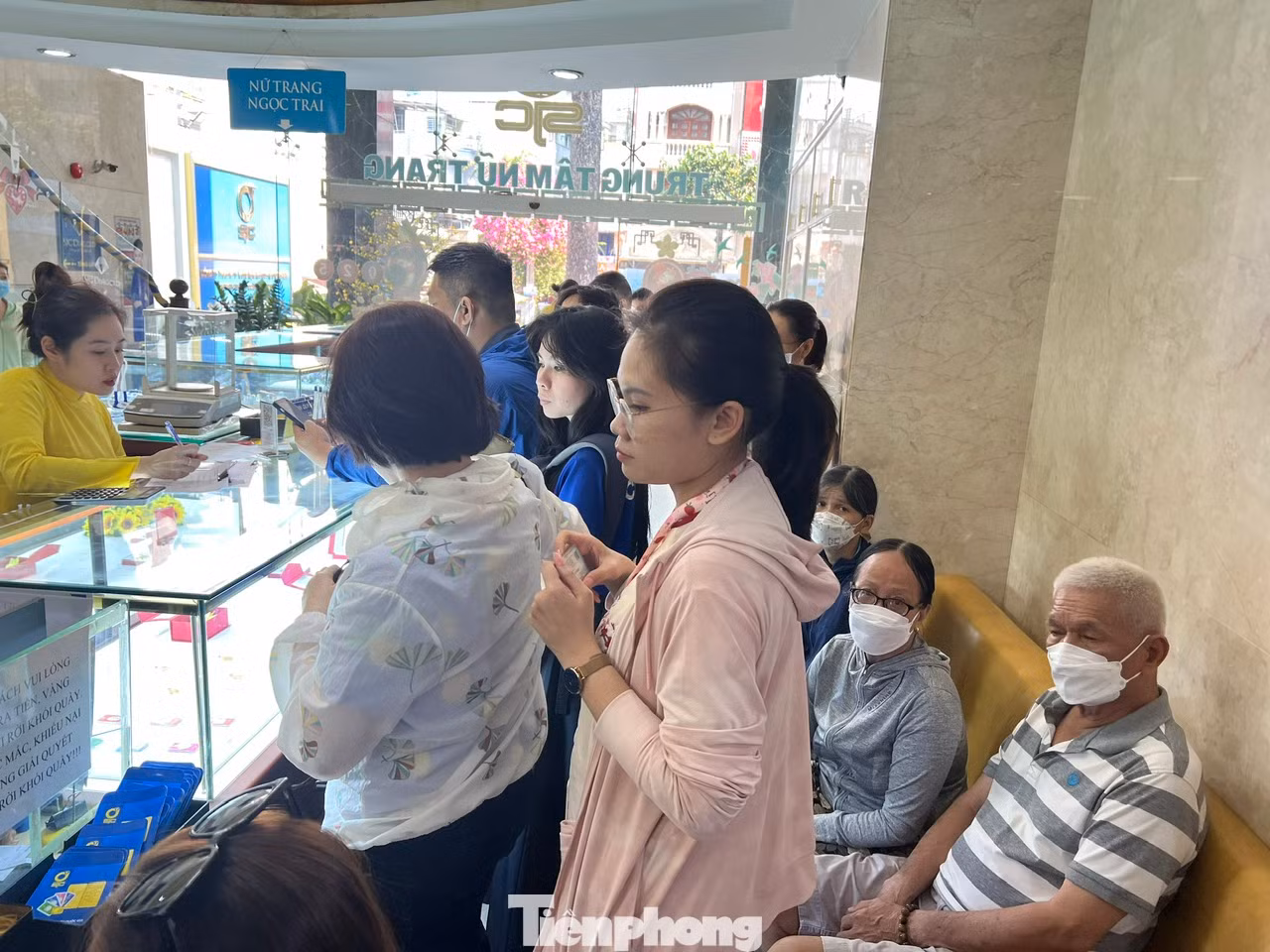 “Đầu năm mới, tôi thường có thói quen mua vàng cầu may mắn, bình an. Hôm qua (3/2) khi vừa đi làm trở lại, tôi đã đến đây mua vàng nhưng khách quá đông nên hôm nay quay lại. Với số tiền thưởng Tết vừa rồi, tôi mua được hai chỉ vàng SJC có hình rắn vàng may mắn làm của để dành” – chị Lê Thị Thanh Hương (ngụ quận 8) cho biết.