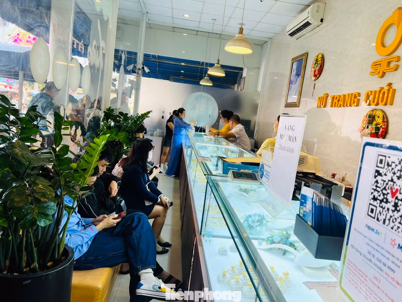 Khách xếp hàng vòng trong, vòng ngoài tại quầy vàng của SJC. Nhiều người cho biết, dù hôm nay giá vàng đã tăng so với hôm qua, nhưng họ mua vàng chủ yếu cầu may mắn nên cũng không quá quan trọng, chủ yếu là còn vàng và mua được vàng như mong muốn.