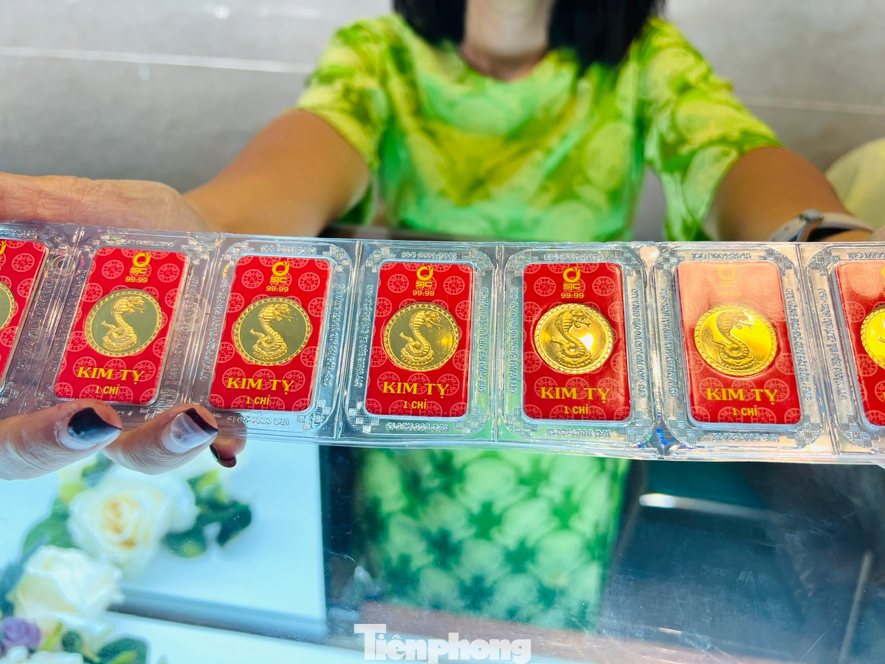 Trong sáng 4/2, giá vàng miếng SJC niêm yết ở mức 87,8 – 89,8 triệu đồng/lượng (mua vào – bán ra). Giá vàng nhẫn cũng tăng mạnh. Vàng nhẫn SJC 9999 có giá 87,5 – 89,2 triệu đồng/lượng (mua vào - bán ra), đã tăng thêm 1,2 triệu đồng ở cả hai chiều so với ngày hôm qua. Trong sáng 4/2, giá vàng miếng SJC niêm yết ở mức 87,8 – 89,8 triệu đồng/lượng (mua vào – bán ra). Giá vàng nhẫn cũng tăng mạnh. Vàng nhẫn SJC 9999 có giá 87,5 – 89,2 triệu đồng/lượng (mua vào - bán ra), đã tăng thêm 1,2 triệu đồng ở cả hai chiều so với ngày hôm qua.