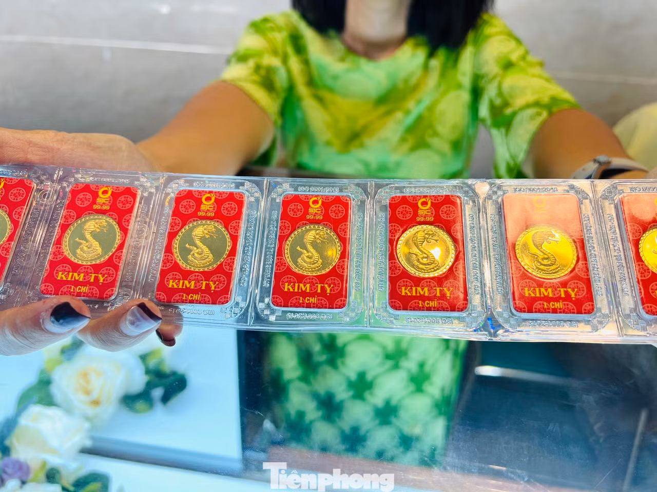 Trong sáng 4/2, giá vàng miếng SJC niêm yết ở mức 87,8 – 89,8 triệu đồng/lượng (mua vào – bán ra). Giá vàng nhẫn cũng tăng mạnh. Vàng nhẫn SJC 9999 có giá 87,5 – 89,2 triệu đồng/lượng (mua vào - bán ra), đã tăng thêm 1,2 triệu đồng ở cả hai chiều so với ngày hôm qua.